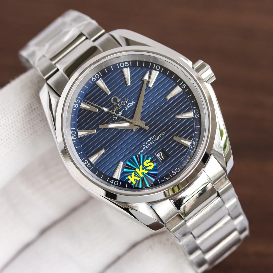 【Top replica】💰2400! The Omega Seamaster Aqua Terra 150-meter watch is perfectly performed with an exquisite original synchronous movement deck rotor. [Movement] The manufacturer exclusively strives to create an original detailed synchronous movement deck. It has mature technology, fine workmanship, and professional matching with zero repairs. It is equipped with a replica of the genuine Omega 8800 movement. It has accurate travel time, long-lasting durability, and is perfectly close to the original. [Case] 316L stainless steel case Top factory production technology, pursuit of perfection in details, beautiful case curvature, original consistent 41.5mm diameter, curved dial, deep waterproof, scratch-resistant sapphire glass mirror, suitable for diving and swimming🏊🏻 [Bracelet] Made of 316L stainless steel bracelet, each section is carefully polished, equipped with an original folding clasp of the same material. The details are synchronized and authentic. Added Italian original tape and original buckle! ⚠️Please look for the exclusive KKS details and reproduce the product. The KKS exclusive quality code is 80456374. Welcome to compare the quality.