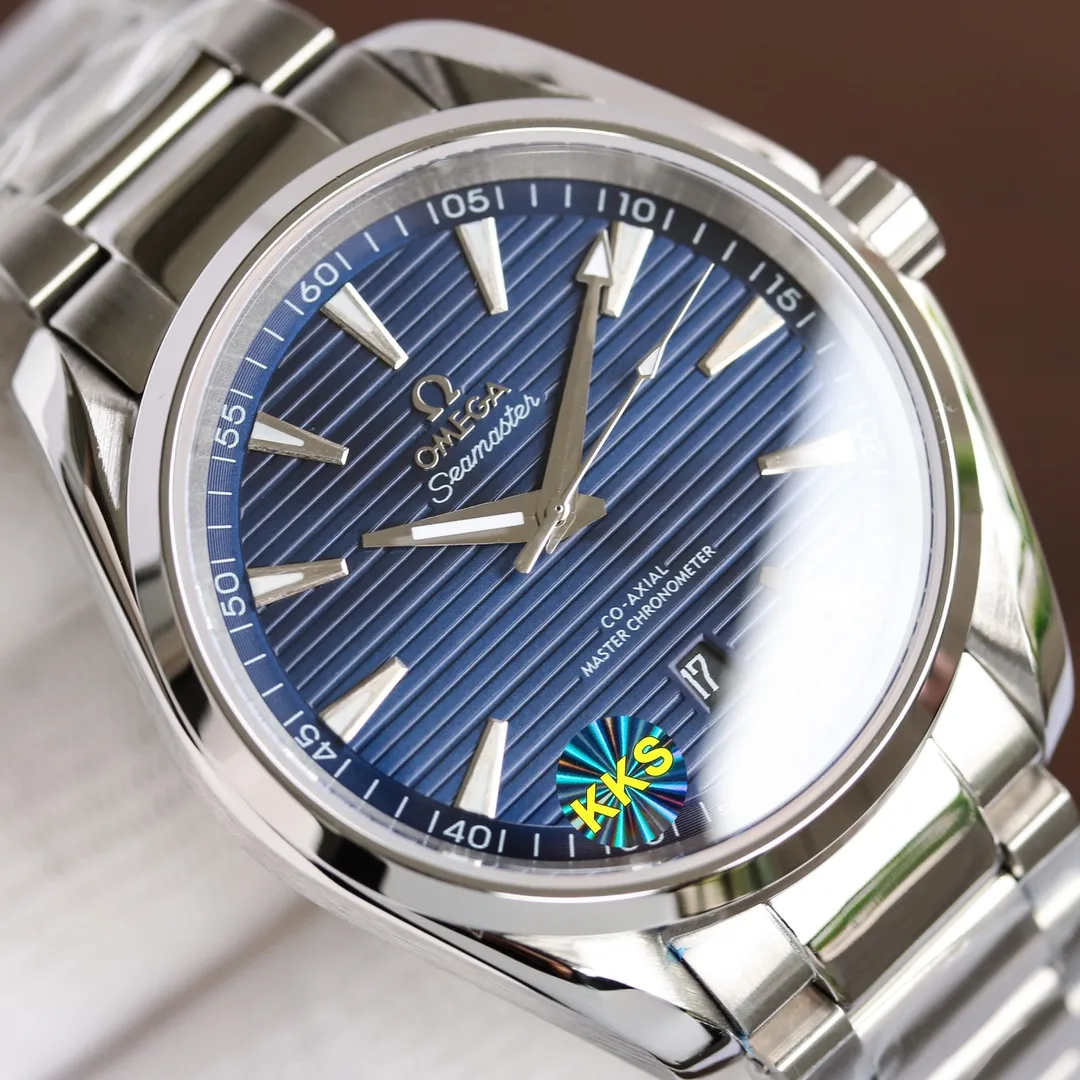 【Top replica】💰2400! The Omega Seamaster Aqua Terra 150-meter watch is perfectly performed with an exquisite original synchronous movement deck rotor. [Movement] The manufacturer exclusively strives to create an original detailed synchronous movement deck. It has mature technology, fine workmanship, and professional matching with zero repairs. It is equipped with a replica of the genuine Omega 8800 movement. It has accurate travel time, long-lasting durability, and is perfectly close to the original. [Case] 316L stainless steel case Top factory production technology, pursuit of perfection in details, beautiful case curvature, original consistent 41.5mm diameter, curved dial, deep waterproof, scratch-resistant sapphire glass mirror, suitable for diving and swimming🏊🏻 [Bracelet] Made of 316L stainless steel bracelet, each section is carefully polished, equipped with an original folding clasp of the same material. The details are synchronized and authentic. Added Italian original tape and original buckle! ⚠️Please look for the exclusive KKS details and reproduce the product. The KKS exclusive quality code is 80456374. Welcome to compare the quality.