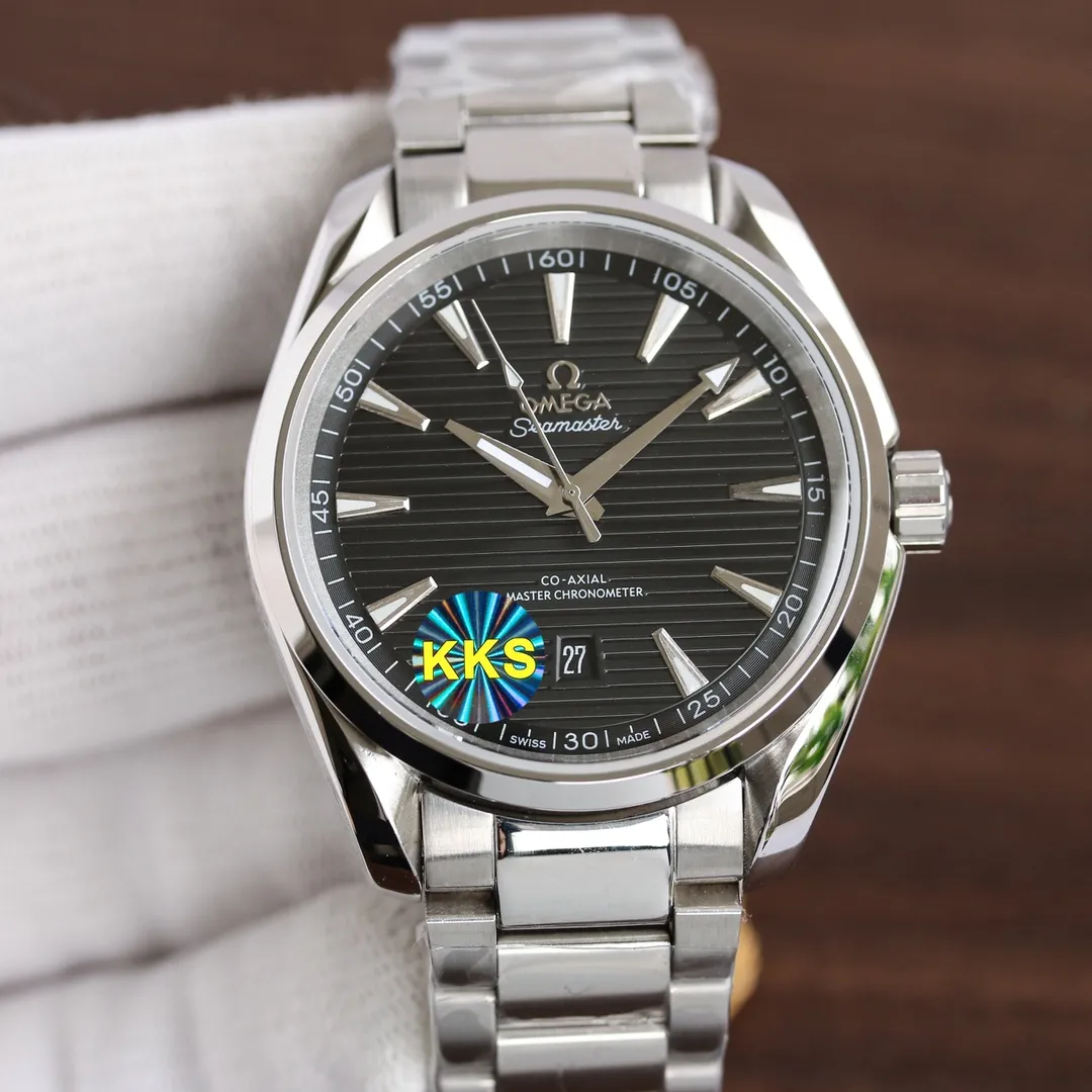 【Top replica】💰2400! The Omega Seamaster Aqua Terra 150-meter watch is perfectly performed with an exquisite original synchronous movement deck rotor. [Movement] The manufacturer exclusively strives to create an original detailed synchronous movement deck. It has mature technology, fine workmanship, and professional matching with zero repairs. It is equipped with a replica of the genuine Omega 8800 movement. It has accurate travel time, long-lasting durability, and is perfectly close to the original. [Case] 316L stainless steel case Top factory production technology, pursuit of perfection in details, beautiful case curvature, original consistent 41.5mm diameter, curved dial, deep waterproof, scratch-resistant sapphire glass mirror, suitable for diving and swimming🏊🏻 [Bracelet] Made of 316L stainless steel bracelet, each section is carefully polished, equipped with an original folding clasp of the same material. The details are synchronized and authentic. Added Italian original tape and original buckle! ⚠️Please look for the exclusive KKS details and reproduce the product. The KKS exclusive quality code is 80456374. Welcome to compare the quality.