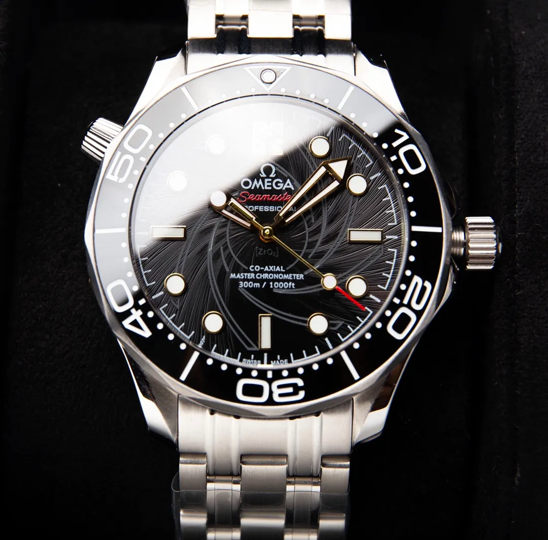 【High-end replica】💰1300! Customized all-in-one machine 💰1900! Omega Seamaster 007 First Anniversary Series 300-meter Diving Watch is of exclusive quality on the entire network. [Movement] Equipped with the brand new 9015 all-in-one fully automatic mechanical movement imported from Japan, it truly achieves zero repairs, accurate running time, strong practicality and 100% waterproof. [Glass] High-definition double-bore sapphire mirror [Ceramic ring] Use imported ceramic ring [Pointer] Super-LumiNova [Pointer] Corresponds to the original electroplated metal rotor [Literal] Corresponds to the counter Seamaster 300 porcelain surface craftsmanship (the visual effect beats ordinary oil pressure) [Case] ​​Made of 316L stainless steel case, equipped with the only original ceramic one-way rotating timing ring in its class. The pressure relief valve on the side of the case is the same as the original one. Table diameter 42, official perfect size!