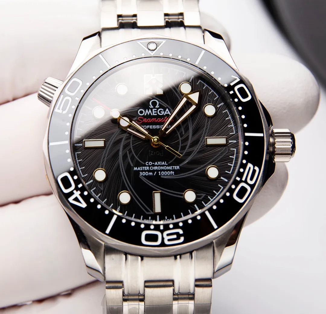 【High-end replica】💰1300! Customized all-in-one machine 💰1900! Omega Seamaster 007 First Anniversary Series 300-meter Diving Watch is of exclusive quality on the entire network. [Movement] Equipped with the brand new 9015 all-in-one fully automatic mechanical movement imported from Japan, it truly achieves zero repairs, accurate running time, strong practicality and 100% waterproof. [Glass] High-definition double-bore sapphire mirror [Ceramic ring] Use imported ceramic ring [Pointer] Super-LumiNova [Pointer] Corresponds to the original electroplated metal rotor [Literal] Corresponds to the counter Seamaster 300 porcelain surface craftsmanship (the visual effect beats ordinary oil pressure) [Case] ​​Made of 316L stainless steel case, equipped with the only original ceramic one-way rotating timing ring in its class. The pressure relief valve on the side of the case is the same as the original one. Table diameter 42, official perfect size!