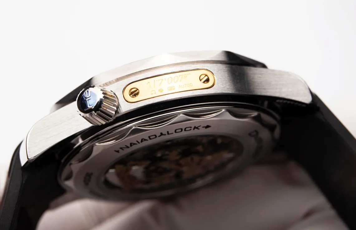 【High-end replica】💰1300! Customized all-in-one machine 💰1900! Omega Seamaster 007 First Anniversary Series 300-meter Diving Watch is of exclusive quality on the entire network. [Movement] Equipped with the brand new 9015 all-in-one fully automatic mechanical movement imported from Japan, it truly achieves zero repairs, accurate running time, strong practicality and 100% waterproof. [Glass] High-definition double-bore sapphire mirror [Ceramic ring] Use imported ceramic ring [Pointer] Super-LumiNova [Pointer] Corresponds to the original electroplated metal rotor [Literal] Corresponds to the counter Seamaster 300 porcelain surface craftsmanship (the visual effect beats ordinary oil pressure) [Case] ​​Made of 316L stainless steel case, equipped with the only original ceramic one-way rotating timing ring in its class. The pressure relief valve on the side of the case is the same as the original one. Table diameter 42, official perfect size!