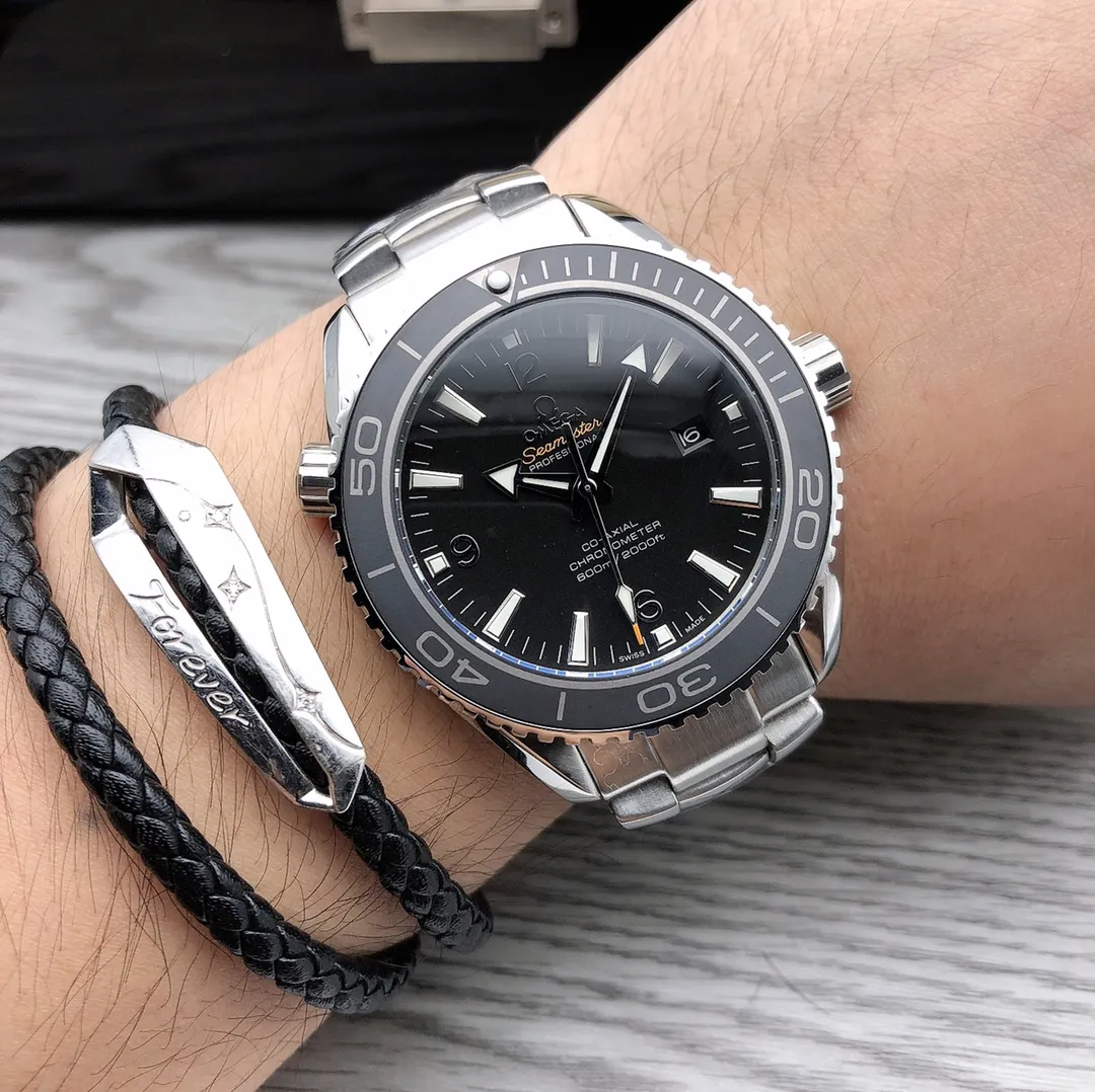 OMEGA 🎮B28 Seamaster Series Special 232.32.42.21.01.003 600-meter diving watch rubber strap model arrives in full color, SJ exclusive quality, ceramic bezel is unique to the entire network, Citizen movement is repaired internally, and the external repair details are synchronized with the original [Movement] Equipped with 💯 brand new automatic mechanical movement, original see-through design, corrected movement top, 0️⃣ repair, accurate running time, strong practicality [Case] Made of 316L stainless steel case 🎮The entire network's exclusive vacuum furnace gold plating, equipped with the only original ceramic one-way rotating timing ring in its class [Bracelet] The official synchronized rubber strap of the Seamaster 600-meter diving watch or the 316 stainless steel five-bead bracelet is optional. The steel chain is matched with the only original push-pull adjustable buckle in its class. 🎮 Sanjie exquisitely recommends men’s mechanical watches. SJ carefully selects ultra-realistic photos for you.