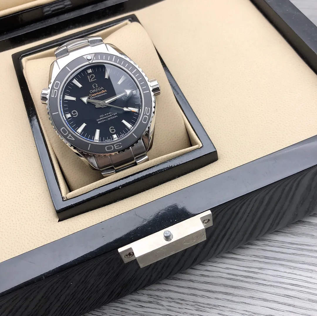 OMEGA 🎮B28 Seamaster Series Special 232.32.42.21.01.003 600-meter diving watch rubber strap model arrives in full color, SJ exclusive quality, ceramic bezel is unique to the entire network, Citizen movement is repaired internally, and the external repair details are synchronized with the original [Movement] Equipped with 💯 brand new automatic mechanical movement, original see-through design, corrected movement top, 0️⃣ repair, accurate running time, strong practicality [Case] Made of 316L stainless steel case 🎮The entire network's exclusive vacuum furnace gold plating, equipped with the only original ceramic one-way rotating timing ring in its class [Bracelet] The official synchronized rubber strap of the Seamaster 600-meter diving watch or the 316 stainless steel five-bead bracelet is optional. The steel chain is matched with the only original push-pull adjustable buckle in its class. 🎮 Sanjie exquisitely recommends men’s mechanical watches. SJ carefully selects ultra-realistic photos for you.