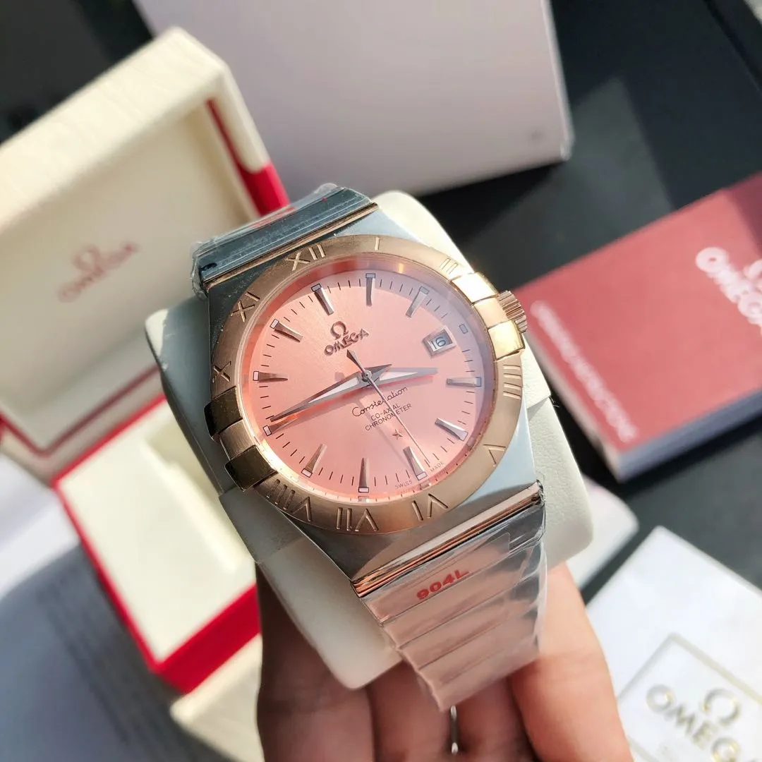 【High-end replica】💰1240! Omega Constellation Series Couple Watch Men's Size: 38/10.5mm Women's Size: 27/10.5mm [Annual masterpiece, classic hit] In 2022, GD produced another full series of high-quality products to fill the gap-Omega Constellation Series fully automatic mechanical watches, which have been sharpened for ten years and never give in! Another high-quality, ultra-affordable representative work produced by GD once again refreshes the "genuine appearance details, built-in new Citizen movement" [Movement] GD produces the entire network's exclusive replica Constellation series men's watch equipped with 💯 The new Citizen 8215 automatic mechanical movement, and the women's watch is equipped with 💯 The new Citizen 6T51 automatic mechanical movement, exclusive correction of the 8501 original automatic hammer, the kinetic energy of the movement is durable, and the travel time is accurate, ⭕️ Reworked [Case] 💯 Super waterproof, you can swim with confidence 🚰 316L stainless steel case, CNC cutting process for the same material bracelet, perfect shell shape and joints, replica craftsmanship, the thinnest workmanship of the same level of movement‼ ️ Equipped with a high-quality Swarovski crystal diamond ring (not an ordinary pickaxe stone), which is colorful in the sun [Details] The original strips and diamond sides are optional, and the original ones are all the same color. The bracelet is equipped with the only original folding clasp in its class, and the sapphire anti-scratch glass mirror reads clearly. [Inventory] 1000+ in the whole series, long-term replenishment supply