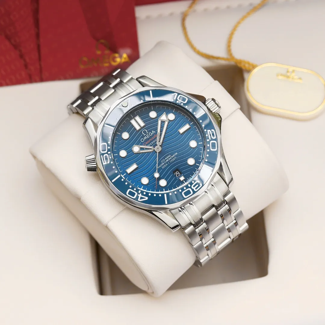 【High-end replica】💰1160! 【Customized all-in-one machine】💰1720! Omega's 2022 new model comes in a full range of colors and uses the 8800 movement, a 42mm case, a laser-engraved ripple dial, hollow hands and an ammonia exhaust valve. It is a classic configuration among the Omega Seamaster 300-meter diving watches. Black and blue (the two most classic ones) are both in this way. This configuration shows the charm of color to the greatest extent and is full of vitality. The new model uses a 42 mm stainless steel case, a ceramic dial with laser-engraved ripple patterns, hour markers and hands covered with white Super-LumiNova, and a calendar window at 6 o'clock. The unidirectional rotating bezel is also made of ceramic, and the bright bezel is decorated with a white enamel diving scale, echoing the overall design. The LOGO, signature, etc. on the dial are also all in white, and the color matching and details are as pure as possible to highlight the beauty of color.