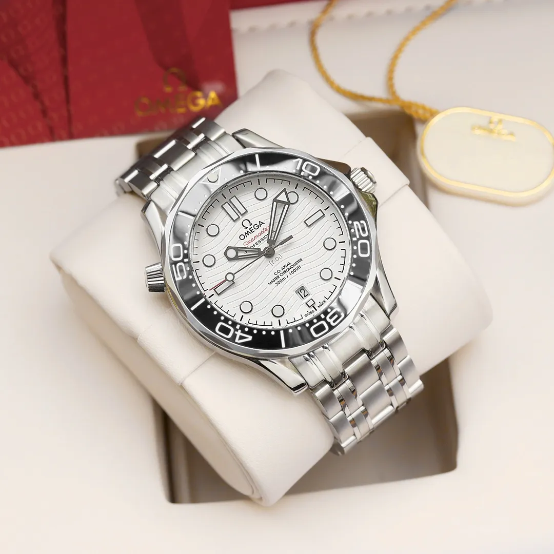 【High-end replica】💰1160! 【Customized all-in-one machine】💰1720! Omega's 2022 new model comes in a full range of colors and uses the 8800 movement, a 42mm case, a laser-engraved ripple dial, hollow hands and an ammonia exhaust valve. It is a classic configuration among the Omega Seamaster 300-meter diving watches. Black and blue (the two most classic ones) are both in this way. This configuration shows the charm of color to the greatest extent and is full of vitality. The new model uses a 42 mm stainless steel case, a ceramic dial with laser-engraved ripple patterns, hour markers and hands covered with white Super-LumiNova, and a calendar window at 6 o'clock. The unidirectional rotating bezel is also made of ceramic, and the bright bezel is decorated with a white enamel diving scale, echoing the overall design. The LOGO, signature, etc. on the dial are also all in white, and the color matching and details are as pure as possible to highlight the beauty of color.
