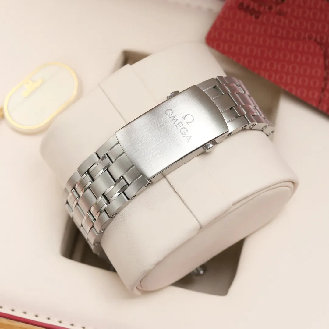 【High-end replica】💰1160! 【Customized all-in-one machine】💰1720! Omega's 2022 new model comes in a full range of colors and uses the 8800 movement, a 42mm case, a laser-engraved ripple dial, hollow hands and an ammonia exhaust valve. It is a classic configuration among the Omega Seamaster 300-meter diving watches. Black and blue (the two most classic ones) are both in this way. This configuration shows the charm of color to the greatest extent and is full of vitality. The new model uses a 42 mm stainless steel case, a ceramic dial with laser-engraved ripple patterns, hour markers and hands covered with white Super-LumiNova, and a calendar window at 6 o'clock. The unidirectional rotating bezel is also made of ceramic, and the bright bezel is decorated with a white enamel diving scale, echoing the overall design. The LOGO, signature, etc. on the dial are also all in white, and the color matching and details are as pure as possible to highlight the beauty of color.