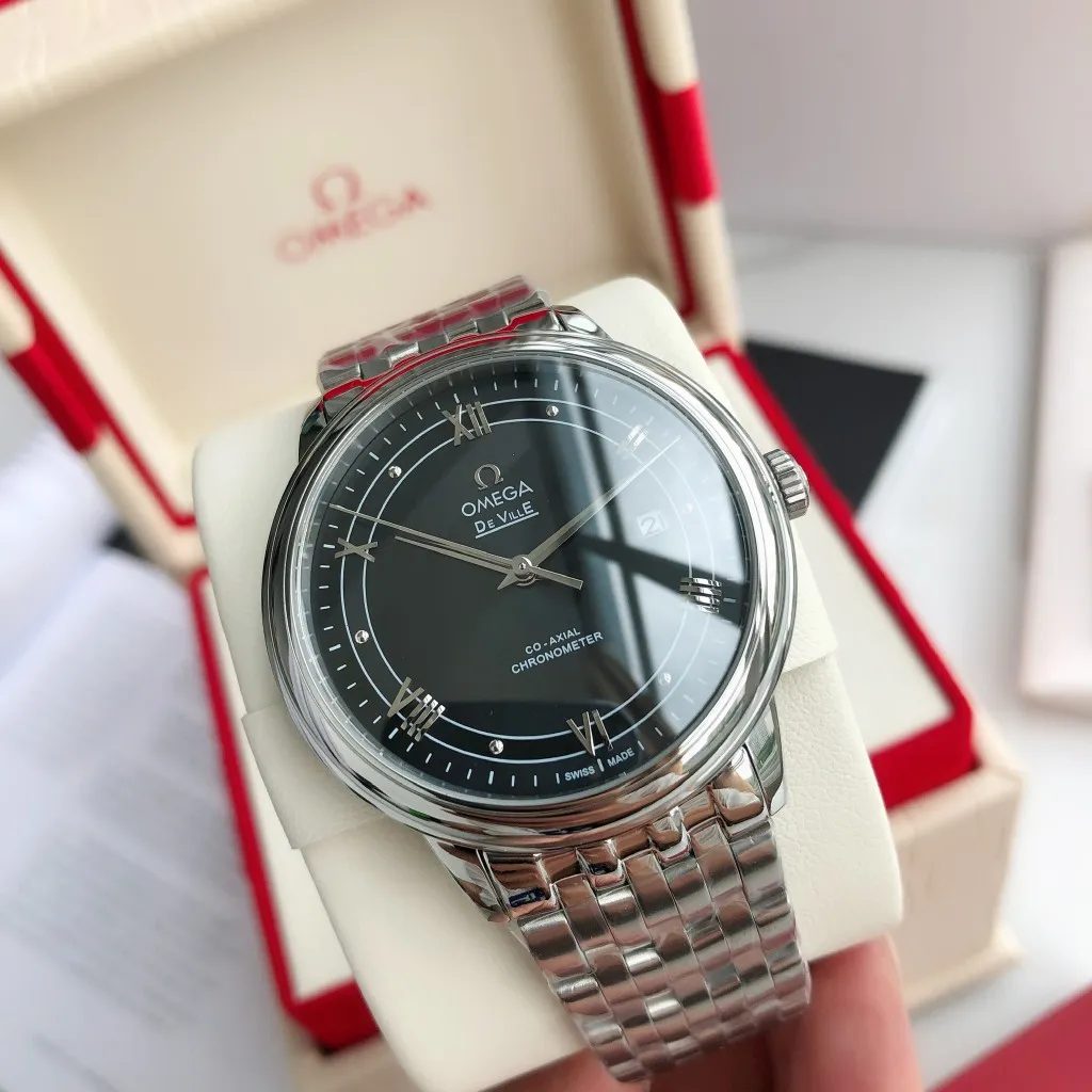 【High-end replica】💰1160! 【Customized all-in-one machine】💰1720! 2023 upgraded blockbuster model - Omega Butterfly De Ville series men's watch [Casual, simple and classic hot model] After the De Ville series was discontinued last year, the factory persisted in adhering to the concept of providing better prices and being more people-friendly. It spent nearly a year strictly controlling and selecting high-quality suppliers of various accessories. Thanks to the strong support of a replica factory, it has worked hard to create today's upgraded and high-quality products at the same price‼ ️ This upgrade uses the same-level lettering from a certain factory, corrects the original synchronous stretch clasp, and passes the factory damage test to ensure excellent quality [Movement] Equipped with zero repair 💯 Brand new Citizen 9015 all-in-one automatic mechanical movement, precise travel time and long-lasting, highly recognized by watch friends [Case] 316L stainless steel case, modified and beautiful body The bottom cover is embossed according to the original synchronized track text. The 39.5mm shell size adheres to the same original details. Curved dial. 100-meter depth waterproof. Scratch-resistant sapphire mirror. [Bracelet] Use 316L stainless steel bracelet with original folding stretch buckle of the same material or calfskin strap. This picture is a real shot of a customized all-in-one machine!
