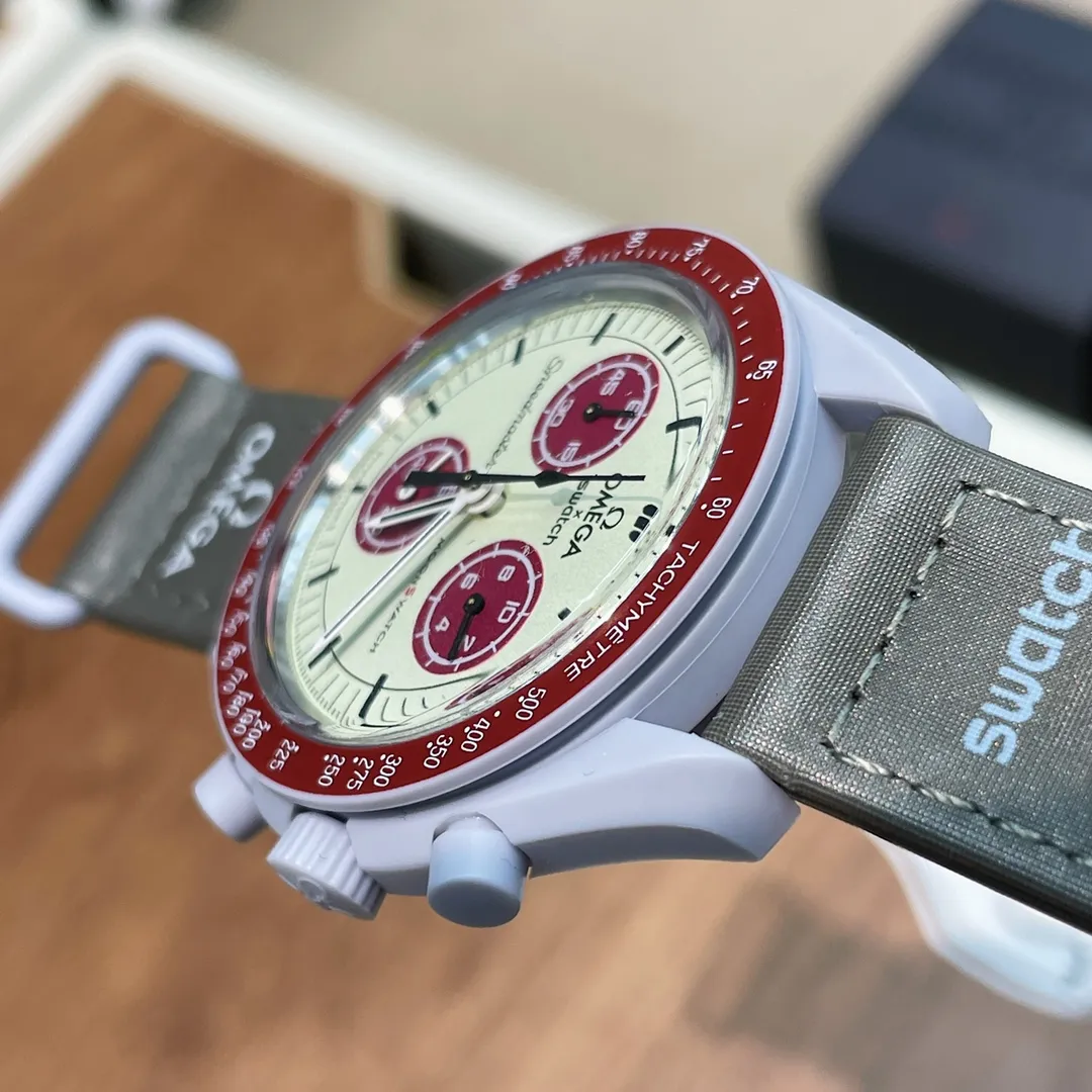 [Original order quality] 💰700! 【Purchasing quality】💰1160! Omega co-branded Swatch, the top version on the market, made of real bioceramic material! Distinguish low-end products in the market! OMEGAxSWATCH Omega x Swatch joint model BIOCERAMIC MOONSWATCH joint watch, this series of watches has a total of 11 models, all named after planetary bodies. They are: Mission to the Sun (gold) Mission to Mercury (dark gray) Mission to Venus (pink) Mission to Earth (blue) Mission to the Moon (black) Mission to Mars (white) Mission to Jupiter (bronze) Mission to Saturn (beige) Mission to Uranus (light blue) Mission to Neptune (dark blue) Mission to Pluto (grey) Each one represents the characteristics of a different planet and uses its elements to decorate the dial, making people want to collect the entire series at once.  Swiss quartz machine, size 42mm. The Velcro strap is waterproof and easy to wear. It is worth buying. It can be collected and given as a gift. It has 11 colors and represents the 11 planets in the universe. The colors are bright and this summer accessory is a must-have!