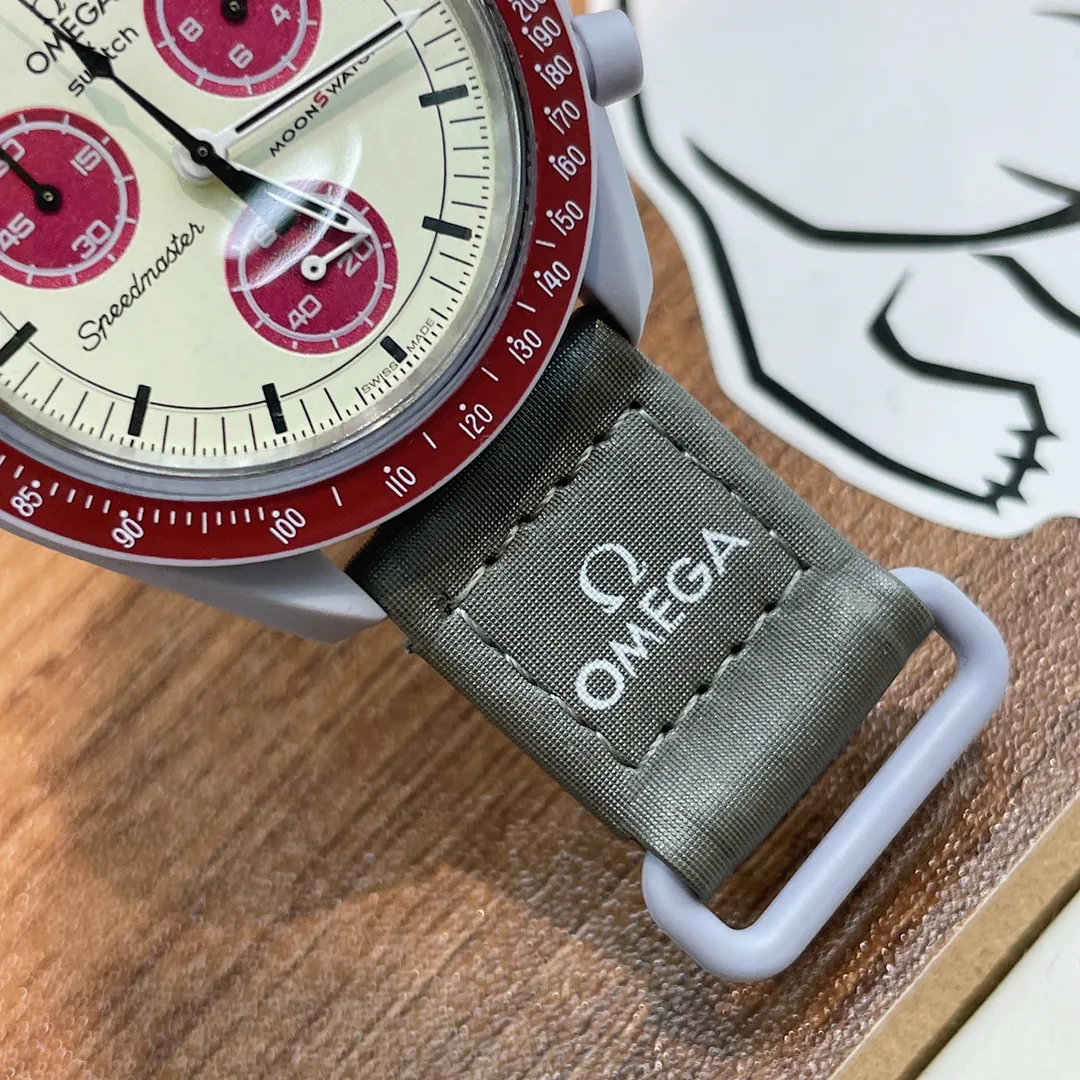 [Original order quality] 💰700! 【Purchasing quality】💰1160! Omega co-branded Swatch, the top version on the market, made of real bioceramic material! Distinguish low-end products in the market! OMEGAxSWATCH Omega x Swatch joint model BIOCERAMIC MOONSWATCH joint watch, this series of watches has a total of 11 models, all named after planetary bodies. They are: Mission to the Sun (gold) Mission to Mercury (dark gray) Mission to Venus (pink) Mission to Earth (blue) Mission to the Moon (black) Mission to Mars (white) Mission to Jupiter (bronze) Mission to Saturn (beige) Mission to Uranus (light blue) Mission to Neptune (dark blue) Mission to Pluto (grey) Each one represents the characteristics of a different planet and uses its elements to decorate the dial, making people want to collect the entire series at once.  Swiss quartz machine, size 42mm. The Velcro strap is waterproof and easy to wear. It is worth buying. It can be collected and given as a gift. It has 11 colors and represents the 11 planets in the universe. The colors are bright and this summer accessory is a must-have!
