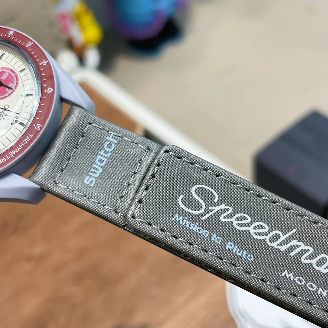 [Original order quality] 💰700! 【Purchasing quality】💰1160! Omega co-branded Swatch, the top version on the market, made of real bioceramic material! Distinguish low-end products in the market! OMEGAxSWATCH Omega x Swatch joint model BIOCERAMIC MOONSWATCH joint watch, this series of watches has a total of 11 models, all named after planetary bodies. They are: Mission to the Sun (gold) Mission to Mercury (dark gray) Mission to Venus (pink) Mission to Earth (blue) Mission to the Moon (black) Mission to Mars (white) Mission to Jupiter (bronze) Mission to Saturn (beige) Mission to Uranus (light blue) Mission to Neptune (dark blue) Mission to Pluto (grey) Each one represents the characteristics of a different planet and uses its elements to decorate the dial, making people want to collect the entire series at once.  Swiss quartz machine, size 42mm. The Velcro strap is waterproof and easy to wear. It is worth buying. It can be collected and given as a gift. It has 11 colors and represents the 11 planets in the universe. The colors are bright and this summer accessory is a must-have!