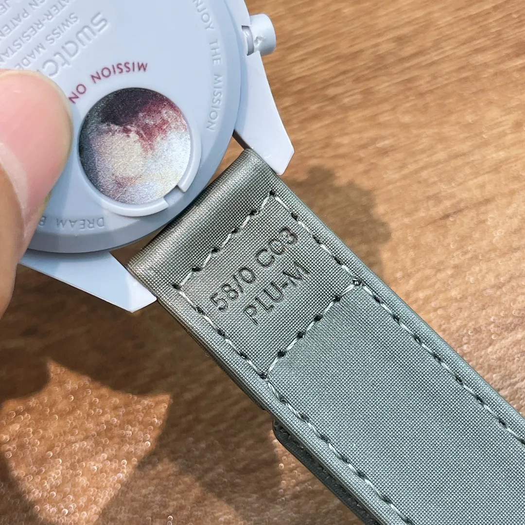 [Original order quality] 💰700! 【Purchasing quality】💰1160! Omega co-branded Swatch, the top version on the market, made of real bioceramic material! Distinguish low-end products in the market! OMEGAxSWATCH Omega x Swatch joint model BIOCERAMIC MOONSWATCH joint watch, this series of watches has a total of 11 models, all named after planetary bodies. They are: Mission to the Sun (gold) Mission to Mercury (dark gray) Mission to Venus (pink) Mission to Earth (blue) Mission to the Moon (black) Mission to Mars (white) Mission to Jupiter (bronze) Mission to Saturn (beige) Mission to Uranus (light blue) Mission to Neptune (dark blue) Mission to Pluto (grey) Each one represents the characteristics of a different planet and uses its elements to decorate the dial, making people want to collect the entire series at once.  Swiss quartz machine, size 42mm. The Velcro strap is waterproof and easy to wear. It is worth buying. It can be collected and given as a gift. It has 11 colors and represents the 11 planets in the universe. The colors are bright and this summer accessory is a must-have!