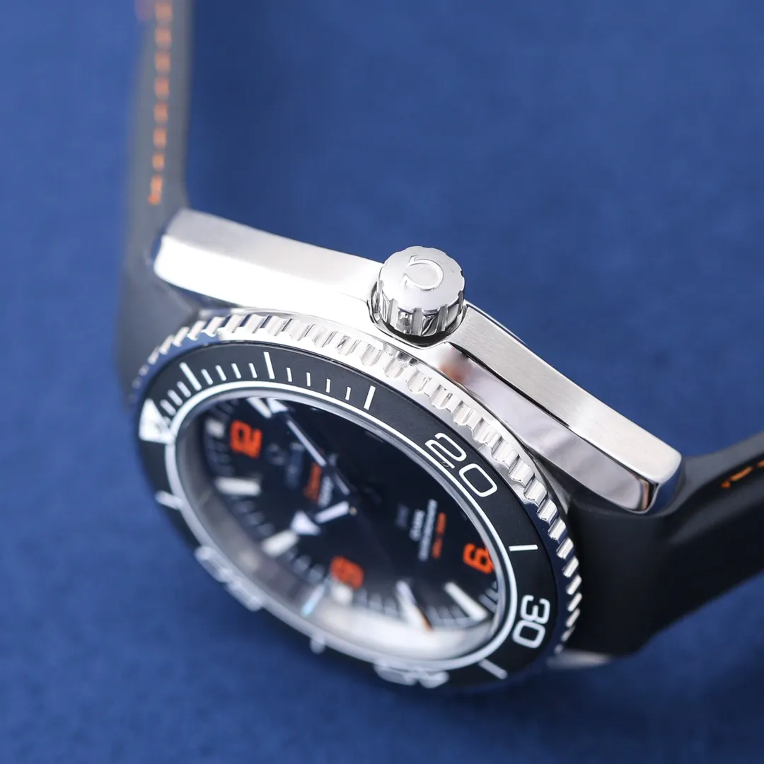 【Top replica】💰2900! Omega Planet Ocean 600 meters, the entire series of watches once again reaches the top! Five codes in one, warranty card, diamond card, observatory certification card, hang tag, etc. Exclusive number 87895505, exclusive quality, exclusive packaging. In 2022, the official highly recommended Seamaster series 600-meter diving watch has exclusive quality on the entire network [Model] 215.32.44.21.01.001 [Movement] Equipped with 8900/8906 automatic mechanical movement, original see-through design, revised movement, accurate running time, strong practicality, 100% waterproof [Glass] With arched wear-resistant glass, diameter 43.5mm, thickness 15.5mm [Case] Made of 316L fine steel case, post-processed and polished, equipped with the only original one-way rotating chronograph ring with a ceramic ring in its class [Watch strap] Belt/tape/steel strap, buckle steel strap 316L fine steel brushed and polished, Italian imported cowhide with imported frog glue, steel strap with same-level original Omega stretch buckle, fine-adjustable buckle, best value for the same level, please certify the exclusive details, the exclusive quality code is 87895505 genuine copy-Reprint. Welcome to reprint!