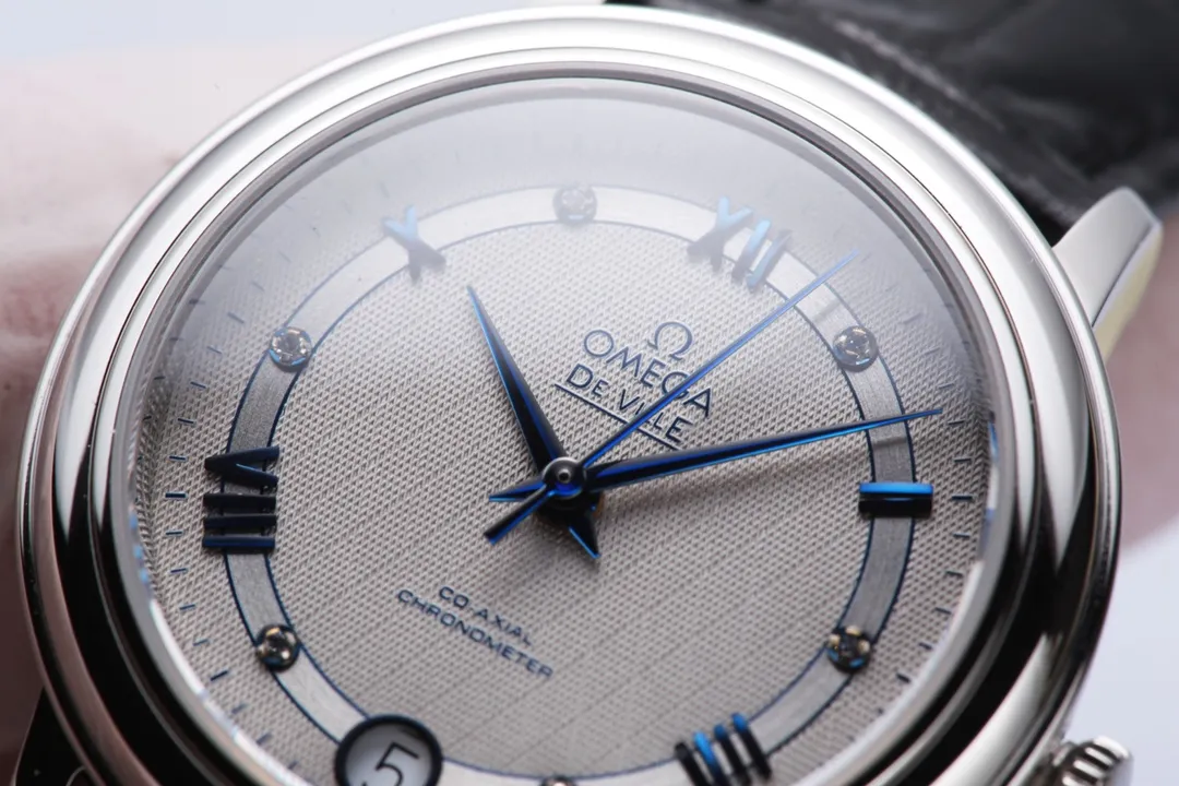 TW Taiwan factory 💰1900! Omega Butterfly Flying Saucer Series women's watch is produced in Taiwan factory: (This product has been strictly tested for waterproof pressure and is waterproof up to 200 meters🏊) ⚠️This model is shipped in the form of three codes in one. Returns and exchanges are all in three codes in one. Hope you understand!  Omega-OMEGA Deer Flying Butterfly Series Imported Swiss Quartz - Accurate Travel Time Swiss Quartz Women's Watch 316L Stainless Steel Perfect Texture Original Stretch Buckle (Same as Counter) Imported Double Sapphire Crystal Mirror (anti-scratch and wear-resistant) [Three Sizes in One] is the highest version on the market Women's size: 32.5mm thick 9mm (focus on original new machines) Focus is an attitude, produced by JH!