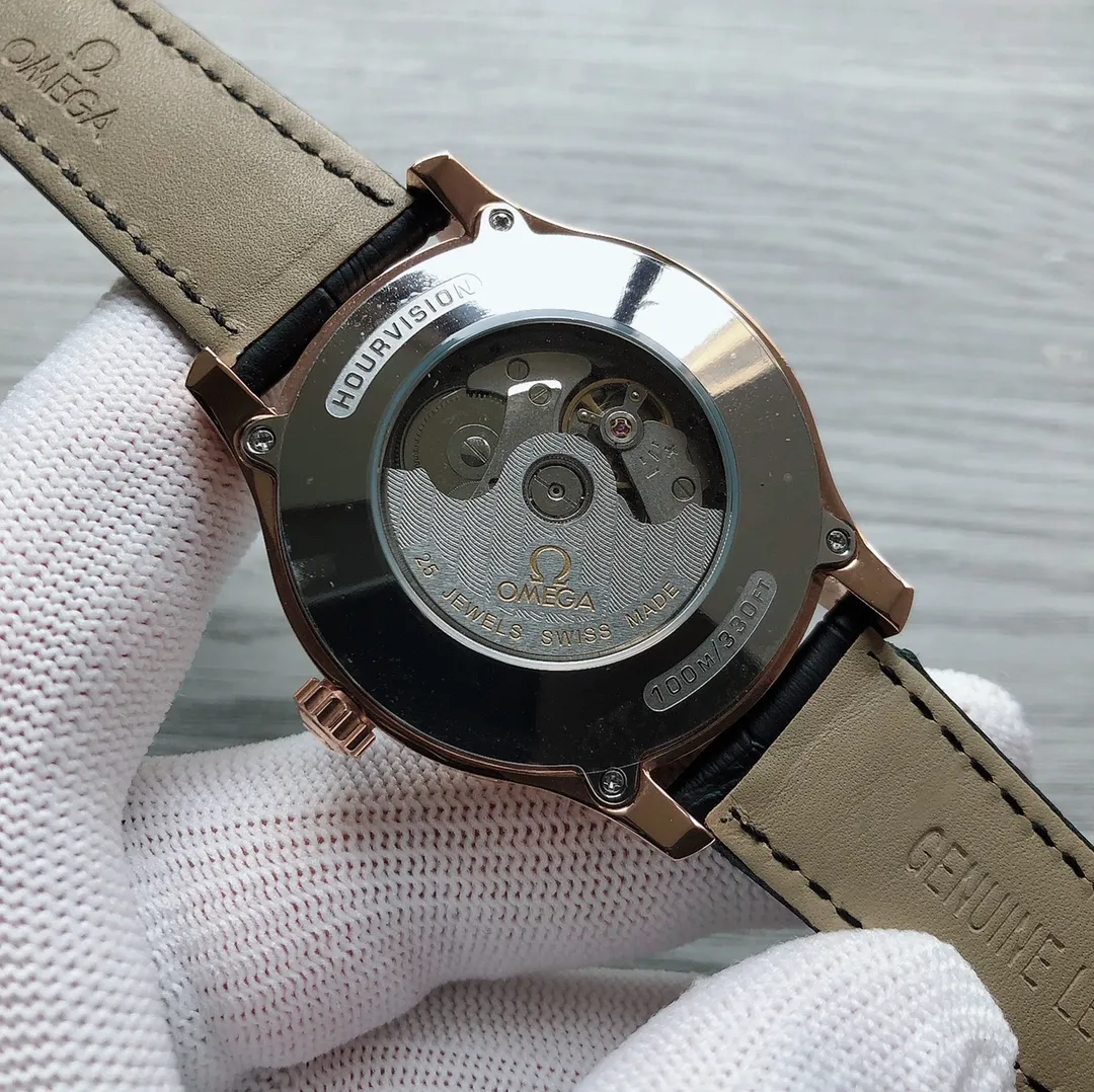 【Foreign trade import】💰1360! OMEGA 🎮X1 Diefei Elegant Series, 39.5mm complex function watch, classic and elegant design, attracting many loyal supporters. This series of watches is simple in style, elegant and gorgeous in appearance, showing eye-catching and timeless beauty. 🎮Roman scale dial, three-hand display, calendar week, month and 24-hour moon phase function, equipped with Omega 2628 coaxial movement inside. The classic and timeless design makes each timepiece the perfect match for any outfit. 🎮Sanjie exquisitely recommends men’s fully automatic mechanical watches. SJ carefully creates ultra-realistic photo shoots for you.