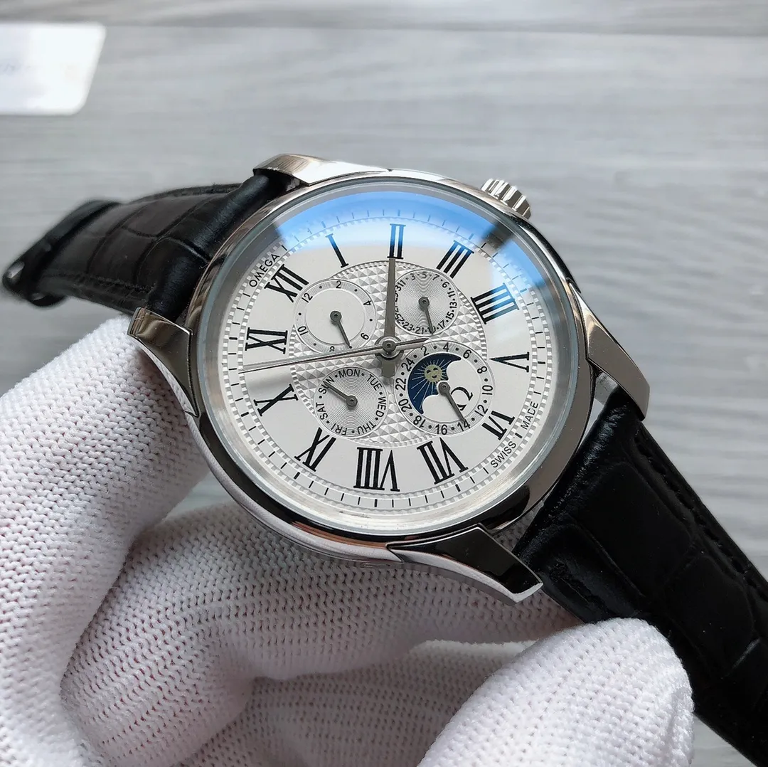 【Foreign trade import】💰1360! OMEGA 🎮X1 Diefei Elegant Series, 39.5mm complex function watch, classic and elegant design, attracting many loyal supporters. This series of watches is simple in style, elegant and gorgeous in appearance, showing eye-catching and timeless beauty. 🎮Roman scale dial, three-hand display, calendar week, month and 24-hour moon phase function, equipped with Omega 2628 coaxial movement inside. The classic and timeless design makes each timepiece the perfect match for any outfit. 🎮Sanjie exquisitely recommends men’s fully automatic mechanical watches. SJ carefully creates ultra-realistic photo shoots for you.