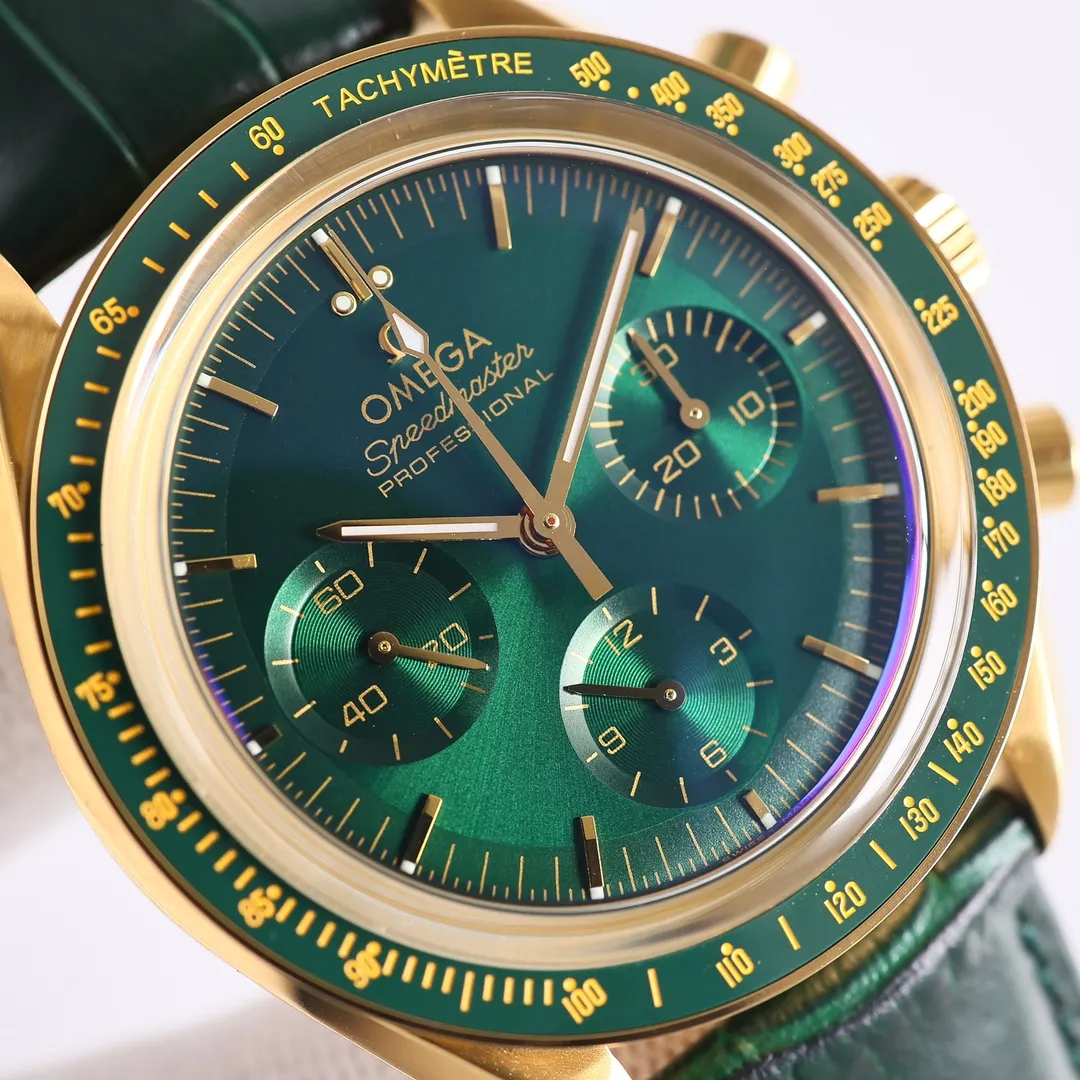 Omega OMEGA Speedmaster series 310.63.42.50.10.001 all-gold green plate - Green Gold OB2 is equipped with Omega's new generation 3861 manual chronograph movement, coaxial escapement, silicon hairspring, Master Chronometer certification, high anti-magnetic. The design of Green Gold is inspired by the style of the fourth generation Speedmaster watch. The case diameter is 42 mm and is made of Moonshine The stepped dial is made of 18K gold and treated with classic green PVD, showing a sun-ray polished effect, and the hands continue the lunar pointer style. The green ceramic bezel is decorated with a tachymeter scale made of OMEGA Ceragold technology, and has the iconic Dot over 90 of the early Speedmaster watches. Only green is crisp and crisp, with high plasticity, lighter and lively and fresh, and darker and low-key and restrained.