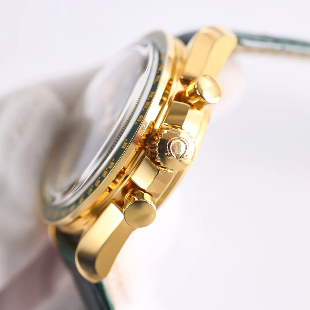 Omega OMEGA Speedmaster series 310.63.42.50.10.001 all-gold green plate - Green Gold OB2 is equipped with Omega's new generation 3861 manual chronograph movement, coaxial escapement, silicon hairspring, Master Chronometer certification, high anti-magnetic. The design of Green Gold is inspired by the style of the fourth generation Speedmaster watch. The case diameter is 42 mm and is made of Moonshine The stepped dial is made of 18K gold and treated with classic green PVD, showing a sun-ray polished effect, and the hands continue the lunar pointer style. The green ceramic bezel is decorated with a tachymeter scale made of OMEGA Ceragold technology, and has the iconic Dot over 90 of the early Speedmaster watches. Only green is crisp and crisp, with high plasticity, lighter and lively and fresh, and darker and low-key and restrained.