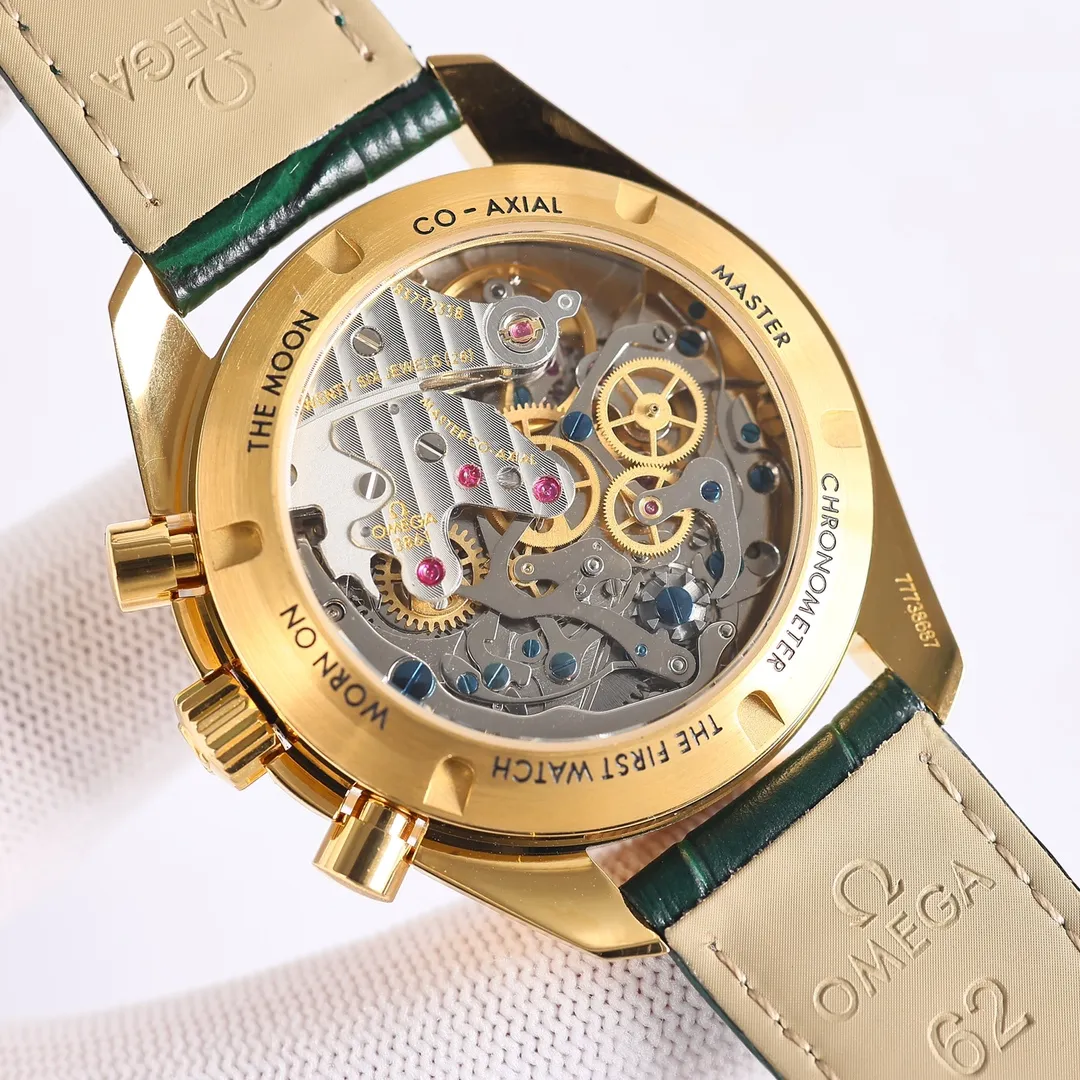 Omega OMEGA Speedmaster series 310.63.42.50.10.001 all-gold green plate - Green Gold OB2 is equipped with Omega's new generation 3861 manual chronograph movement, coaxial escapement, silicon hairspring, Master Chronometer certification, high anti-magnetic. The design of Green Gold is inspired by the style of the fourth generation Speedmaster watch. The case diameter is 42 mm and is made of Moonshine The stepped dial is made of 18K gold and treated with classic green PVD, showing a sun-ray polished effect, and the hands continue the lunar pointer style. The green ceramic bezel is decorated with a tachymeter scale made of OMEGA Ceragold technology, and has the iconic Dot over 90 of the early Speedmaster watches. Only green is crisp and crisp, with high plasticity, lighter and lively and fresh, and darker and low-key and restrained.