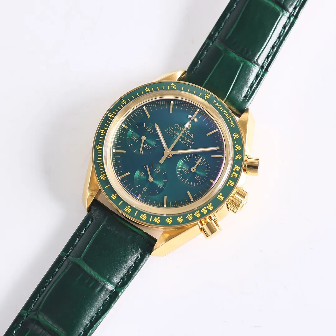 Omega OMEGA Speedmaster series 310.63.42.50.10.001 all-gold green plate - Green Gold OB2 is equipped with Omega's new generation 3861 manual chronograph movement, coaxial escapement, silicon hairspring, Master Chronometer certification, high anti-magnetic. The design of Green Gold is inspired by the style of the fourth generation Speedmaster watch. The case diameter is 42 mm and is made of Moonshine The stepped dial is made of 18K gold and treated with classic green PVD, showing a sun-ray polished effect, and the hands continue the lunar pointer style. The green ceramic bezel is decorated with a tachymeter scale made of OMEGA Ceragold technology, and has the iconic Dot over 90 of the early Speedmaster watches. Only green is crisp and crisp, with high plasticity, lighter and lively and fresh, and darker and low-key and restrained.