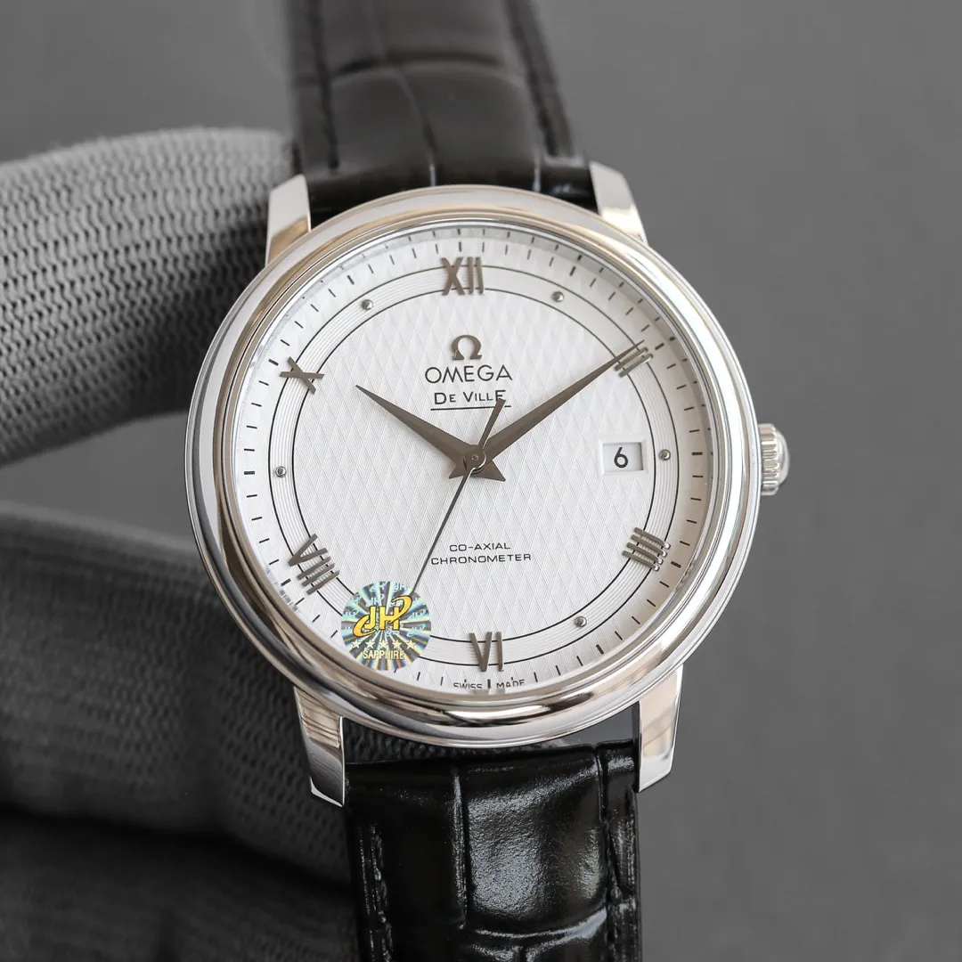 TW Taiwan Factory💰1720! Omega butterfly series watch. The elegant and slim appearance, combined with the simple and elegant design, captures every detail and perfectly interprets the classic charm of the original elegant business. [Details of the masterpiece] The size of the watch is 39.5 mm x 10 mm. The literal scales and hands all inherit the original craftsmanship. They are first polished and then rhodium-plated to ensure permanent luster and amazing temperament. [Details of the masterpiece] The Omega resistor LOGO on the plate is well-curved, and the edges are chamfered naturally. It seems small and exquisite, not worth mentioning, but in fact the craftsmanship is complicated and contains a lot of things. [Innovative move] Using the super stable Japanese 9015 movement, it truly achieves zero repairs. ⚠️Please look for exclusive quality