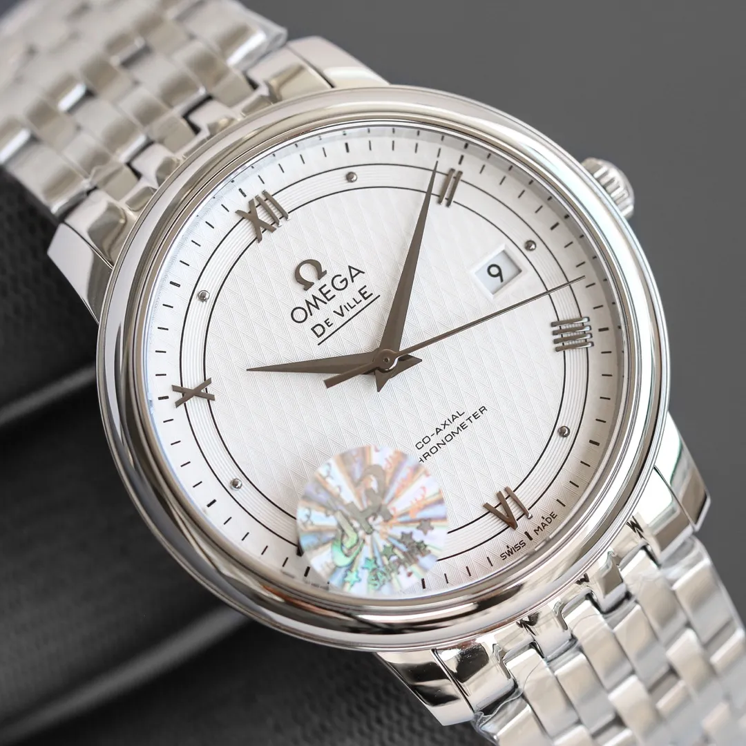 TW Taiwan Factory💰1720! Omega butterfly series watch. The elegant and slim appearance, combined with the simple and elegant design, captures every detail and perfectly interprets the classic charm of the original elegant business. [Details of the masterpiece] The size of the watch is 39.5 mm x 10 mm. The literal scales and hands all inherit the original craftsmanship. They are first polished and then rhodium-plated to ensure permanent luster and amazing temperament. [Details of the masterpiece] The Omega resistor LOGO on the plate is well-curved, and the edges are chamfered naturally. It seems small and exquisite, not worth mentioning, but in fact the craftsmanship is complicated and contains a lot of things. [Innovative move] Using the super stable Japanese 9015 movement, it truly achieves zero repairs. ⚠️Please look for exclusive quality