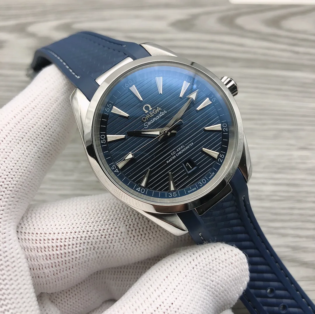 【Top replica】💰2600! OMEGA 🎮B28 Seahorse Series 220.12.41.21.02.004 Aqua Terra watch celebrates Omega’s glorious ocean legend. The symmetrical case of this 41mm watch is made of 316L stainless steel and has a corrugated edge design on the back. The horizontal “⁠⁠teak⁠wood⁠⁠” texture makes the sunray-polished dial stand out⁠⁠, and the design is inspired by the teak decks on luxury yachts⁠⁠. There is also a calendar window at 6 o'clock. The hands and hour scales are rhodium-plated. The original ones were purchased from TW in Taiwan and each accessory is molded one to one. [Black anti-magnetic balance wheel] 8900 modified deck movement The balance wheel is at the six o'clock position like the original. Moreover, the movement is stable and has strong waterproof performance. The stability of the movement is the "soul" of a watch. The advantage of the black balance wheel is that it reduces the influence of magnetic fields. 🎮In the polishing and polishing process of the overall movement mechanism, the restoration degree is more than 95% They are consistent. There is Omega’s English LOGO under the balance wheel, as well as the 8900 movement model. The size of the red gems, screws, and holes are more than 98% close to the original ones. The automatic rotor is wound up in two directions, with high efficiency and stability. The overall effect can be said to be impeccable. Everything is taken care of in terms of accessories. All VS original accessories can be used with the original handle, headpiece, inner cover and other accessories. Every detail is meticulously done, and the effect is very good. It looks elegant and decent when worn for business work, and full of vitality and masculinity when worn for leisure sports. Fine workmanship, high quality and low price. Please look for the exclusive quality 🎮Sanjie exquisitely recommends men’s mechanical watches. SJ carefully creates ultra-realistic photo shoots for you.