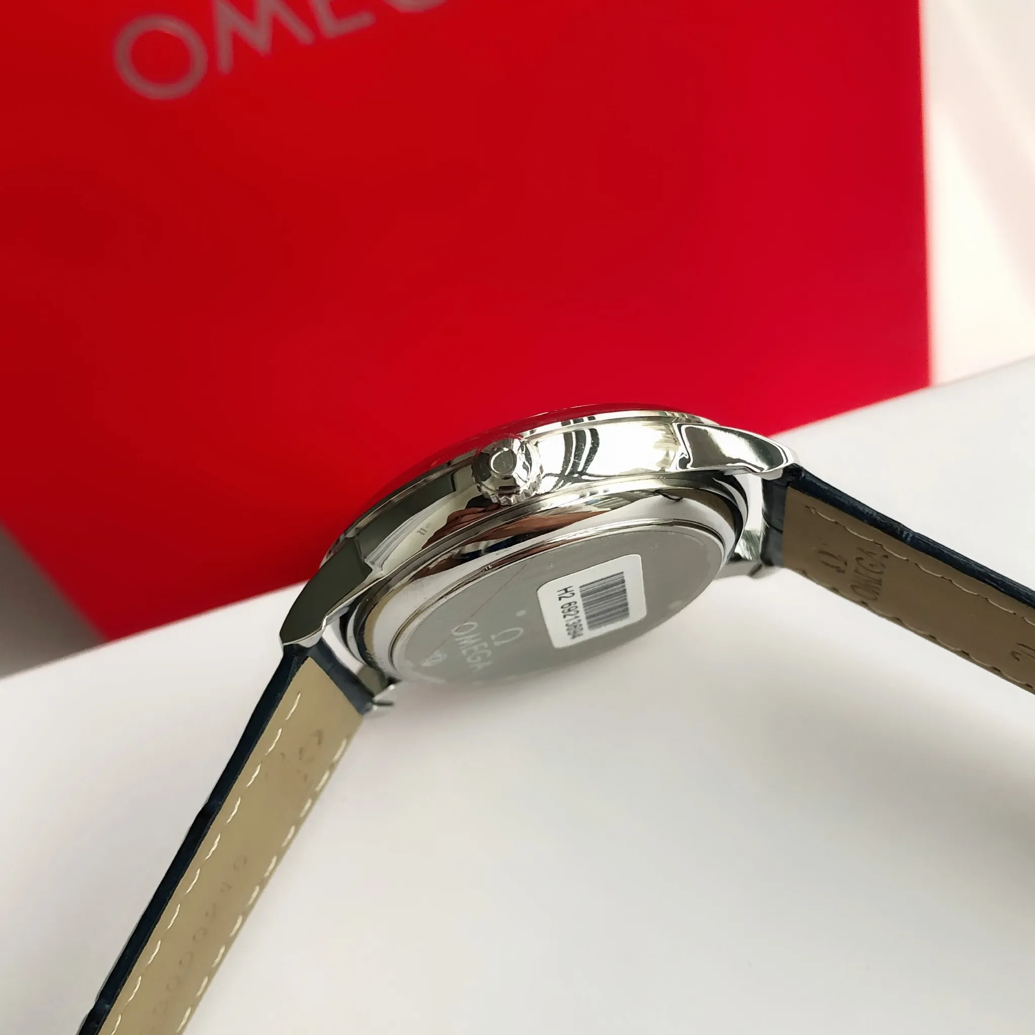 【High-end replica】💰1160! 【Customized all-in-one machine】💰1720! 2023 upgraded blockbuster model - Omega Butterfly De Ville series men's watch [Casual, simple and classic hot model] After the De Ville series was discontinued last year, the factory persisted in adhering to the concept of providing better prices and being more people-friendly. It spent nearly a year strictly controlling and selecting high-quality suppliers of various accessories. Thanks to the strong support of a replica factory, it has worked hard to create today's upgraded and high-quality products at the same price‼ ️ This upgrade uses the same-level lettering from a certain factory, corrects the original synchronous stretch clasp, and passes the factory damage test to ensure excellent quality [Movement] Equipped with zero repair 💯 Brand new Citizen 9015 all-in-one automatic mechanical movement, precise travel time and long-lasting, highly recognized by watch friends [Case] 316L stainless steel case, modified and beautiful body The bottom cover is embossed according to the original synchronized track text. The 39.5mm shell size adheres to the same original details. Curved dial. 100-meter depth waterproof. Scratch-resistant sapphire mirror. [Bracelet] Use 316L stainless steel bracelet with original folding stretch buckle of the same material or calfskin strap. This picture is a real shot of a customized all-in-one machine!