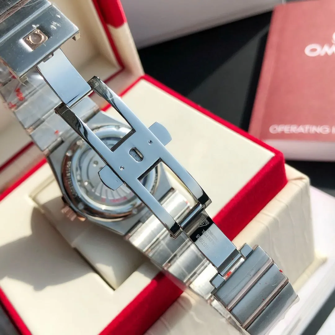 Constellation series couple watch. Men's size: 38/10.5mm. Women's size: 27/10.5mm [Annual masterpiece, classic hit] In 2020, GD produced another full series of high-quality products to fill the gap-Omega Constellation series fully automatic mechanical watch. It has been sharpened for ten years and never gives up! Another high-quality, ultra-affordable representative work produced by GD once again refreshes the "genuine appearance details, built-in new Citizen movement" [Movement] GD produces the entire network's exclusive replica Constellation series men's watch equipped with 💯 The new Citizen 8215 automatic mechanical movement, and the women's watch is equipped with 💯 The new Citizen 6T51 automatic mechanical movement, exclusive correction of the 8501 original automatic hammer, the kinetic energy of the movement is durable, and the travel time is accurate, ⭕️ Reworked [Case] 💯 Super waterproof, you can swim with confidence 🚰 316L stainless steel case, CNC cutting process for the same material bracelet, perfect shell shape and joints, replica craftsmanship, the thinnest workmanship of the same level of movement‼ ️ Equipped with a high-quality Swarovski crystal diamond ring (not an ordinary pickaxe stone), it is colorful under the sun [Details] The original strips and diamond sides are optional, and the original ones are all the same color. The bracelet is equipped with the only original folding clasp in its class, and the sapphire anti-scratch glass mirror reads clearly [Inventory] 1000+ in the whole series, long-term replenishment supply ⚠️Please look for the exclusive quality of GD products