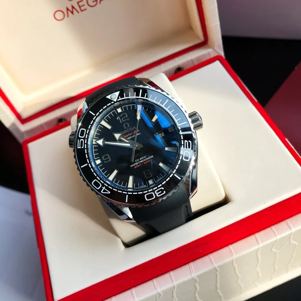 High-end replica 💰1240! TW Taiwan Factory💰1720! 2024 new customized Omega Seamaster series 600-meter America's Cup limited edition diving watch has arrived. It is exclusively customized with original synchronization details. Each watch number is engraved with an identification number and will never be repeated. The ceramic bezel is unique to the entire network. It has a Citizen movement internally and the external repair details are synchronized with the original. [Movement] Equipped with 💯 Brand new Japanese original 9015 automatic mechanical movement, 0️⃣ repair, accurate running time, strong practicality [Case] Made of 316L stainless steel, electroplated in the vacuum furnace of the entire network, equipped with the only original ceramic one-way rotating chronograph ring in its class [Bracelet] Official synchronous rubber strap or 316 stainless steel chain of the Seamaster 600m Diving Watch produced by GD, with the only original push-pull adjustable clasp in its class ⚠️Please look for the exclusive quality of GD products