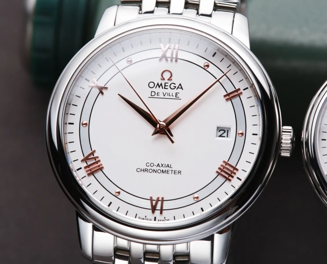 [Customized all-in-one machine] 💰1720 each! Omega-De Ville Series-Couple Watches! Genuine mold opening, 👏The lettering is the same as the original product with sun pattern, the curved surface is upgraded to high-definition arched double sapphire glass (clearer display, anti-scratch) 👏The back of the steel belt is also synchronized with the original laser product batch number! It took 9 months to make many corrections and upgrades to create a 1:1 shell model, striving for perfection! The diameter of men's wear is 39.5mm, and the diameter of women's wear is 32.7mm👏! The style adopts the original Citizen 8215® movement, which vibrates 28,800 times per hour, and has zero repair quality. ✅The style is matched with Italian cowhide to make the wrist more comfortable and comfortable. 🗣The strap/buckle is engraved with the classic "OMEGA" logo, which is generous and classy. Real shot🔰Please pay attention to the details! (Focus on original new machines) Focus is an attitude, produced by JH!