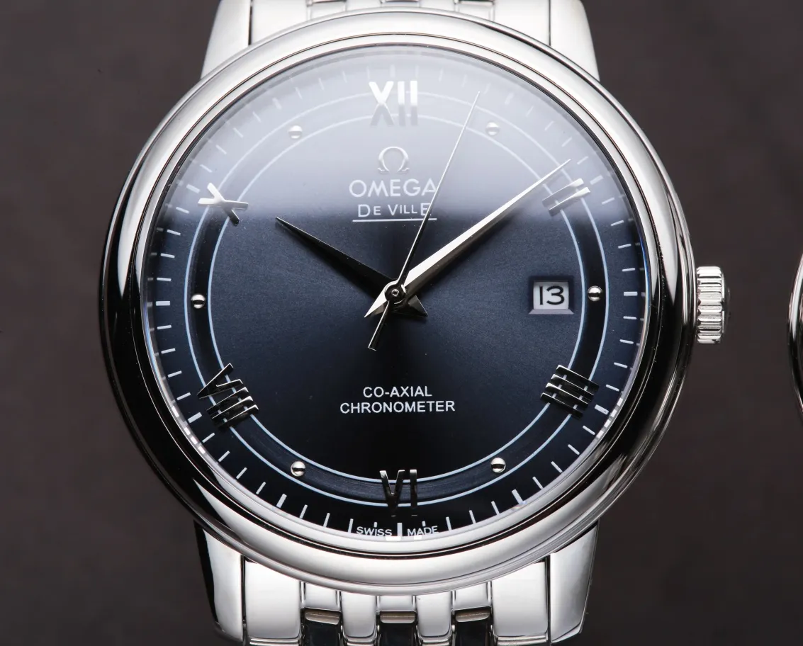 [Customized all-in-one machine] 💰1720 each! Omega-De Ville Series-Couple Watches! Genuine mold opening, 👏The lettering is the same as the original product with sun pattern, the curved surface is upgraded to high-definition arched double sapphire glass (clearer display, anti-scratch) 👏The back of the steel belt is also synchronized with the original laser product batch number! It took 9 months to make many corrections and upgrades to create a 1:1 shell model, striving for perfection! The diameter of men's wear is 39.5mm, and the diameter of women's wear is 32.7mm👏! The style adopts the original Citizen 8215® movement, which vibrates 28,800 times per hour, and has zero repair quality. ✅The style is matched with Italian cowhide to make the wrist more comfortable and comfortable. 🗣The strap/buckle is engraved with the classic "OMEGA" logo, which is generous and classy. Real shot🔰Please pay attention to the details! (Focus on original new machines) Focus is an attitude, produced by JH!