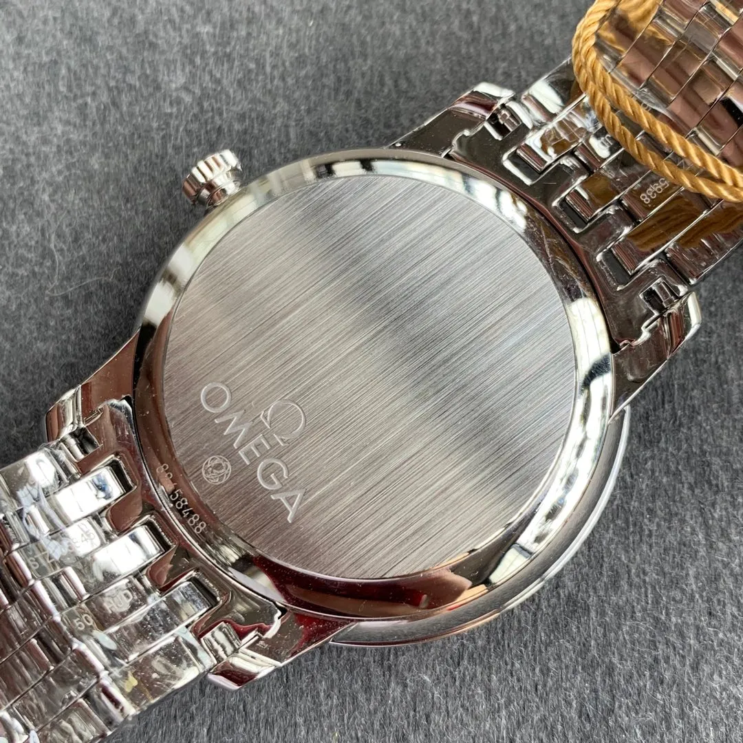 MKS Omega De Ville watch. With its elegant and slim appearance and simple and elegant design, MKS captures every detail and perfectly interprets the classic charm of the original elegant business. [Details of the masterpiece] The size of the watch is 39.5 mm x 10 mm. The literal scales and hands all inherit the original craftsmanship. They are first polished and then rhodium-plated to ensure permanent luster and amazing temperament. [Details of the masterpiece] The Omega resistor LOGO on the plate is well-curved, and the edges are chamfered naturally. It seems small and exquisite, not worth mentioning, but in fact the craftsmanship is complicated and contains a lot of things. [Innovative move] Using the super stable Japanese Miyota 9015 movement, it truly achieves zero repairs.