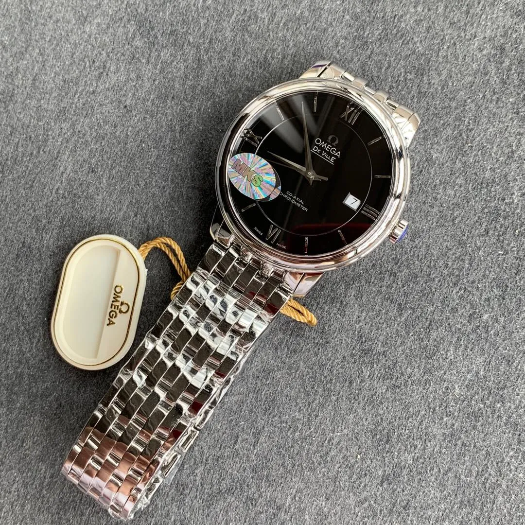 MKS Omega De Ville watch. With its elegant and slim appearance and simple and elegant design, MKS captures every detail and perfectly interprets the classic charm of the original elegant business. [Details of the masterpiece] The size of the watch is 39.5 mm x 10 mm. The literal scales and hands all inherit the original craftsmanship. They are first polished and then rhodium-plated to ensure permanent luster and amazing temperament. [Details of the masterpiece] The Omega resistor LOGO on the plate is well-curved, and the edges are chamfered naturally. It seems small and exquisite, not worth mentioning, but in fact the craftsmanship is complicated and contains a lot of things. [Innovative move] Using the super stable Japanese Miyota 9015 movement, it truly achieves zero repairs.