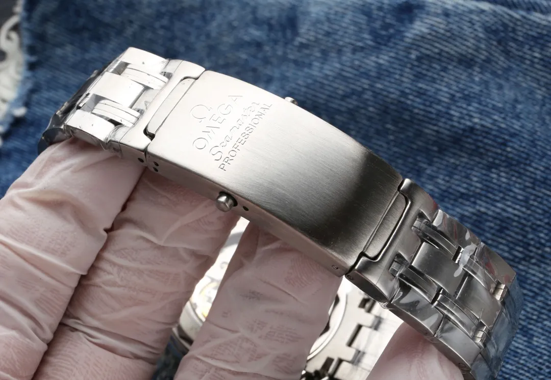 【Top replica】💰2400! When releasing new products, Omega has always adhered to the principle of one code and one watch. Each watch has its own unique identity code, which can be checked on the official website. Look for A1 products, focus on research and create high-end products, and present the most exquisite and excellent watch craftsmanship.  The Omega Seamaster 300 series, 42mm*12mm, uses an imported fully automatic mechanical movement to achieve zero repairs, has a power reserve of over 48 hours, and is waterproof to a depth of up to 50 meters.  [Case Material]: Stainless steel, polished black ceramic bezel decorated with white enamel diving scale⁠.  [Mirror material]: Arc-shaped double-sided anti-reflective and wear-resistant sapphire glass mirror. (Focus on original new machines) Focus is an attitude, produced by JH!