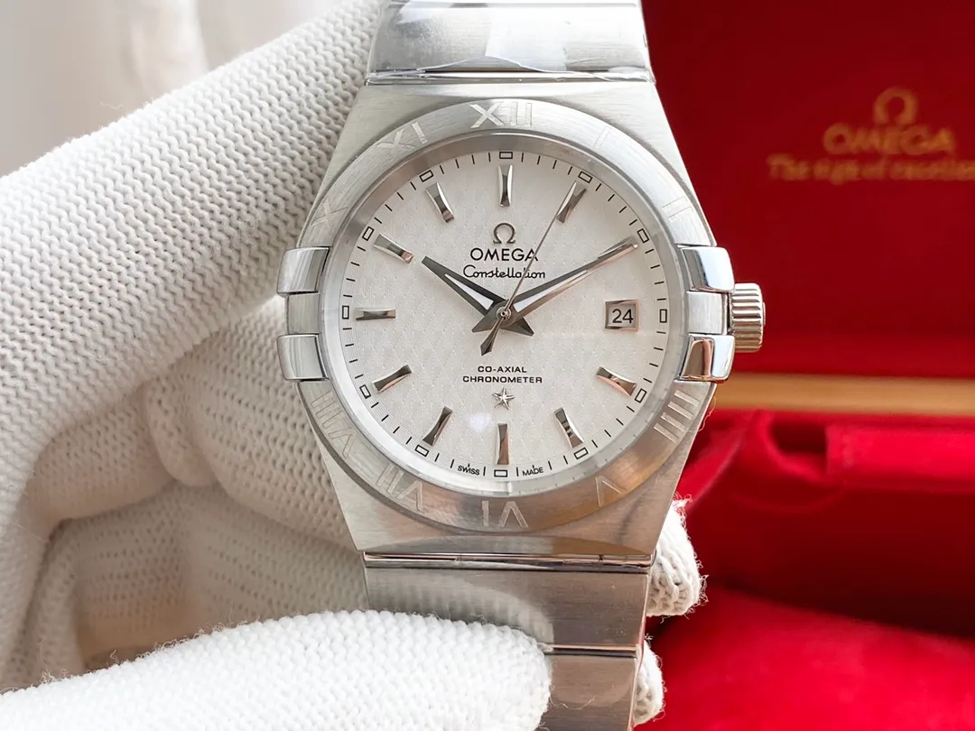 【High-end replica】💰1240! OMEGA - OMEGA 🎉 Constellation Series Men's Watch Fully Automatic Mechanical Movement 316L Stainless Steel Case Mineral Glass Mirror Stainless Steel Strap Diameter 40mm Thickness 12mm Before you take a closer look at the beauty of the details of the watch, you will definitely be attracted by its obvious iconic design of the Omega Constellation series. The classic claws and half-moon section can instantly give the wearer a familiar feeling and experience. At the same time, this watch has been given a new style, fully displaying pioneering technology and elegant charm.
