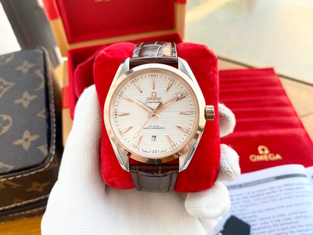 【High-end replica】💰1240! Omega OMEGA🎉Seamaster series men's watch, fully automatic mechanical movement, 316L stainless steel case, mineral super strong glass mirror, genuine cowhide leather strap/stainless steel strap, diameter 40mm, thickness 11mm. The spirit of men represented by this watch: integrity, perseverance, fearlessness and loyalty to oneself, whether it is a formal occasion or daily outing, worn on the wrist, it shows the chic and gentlemanly style.