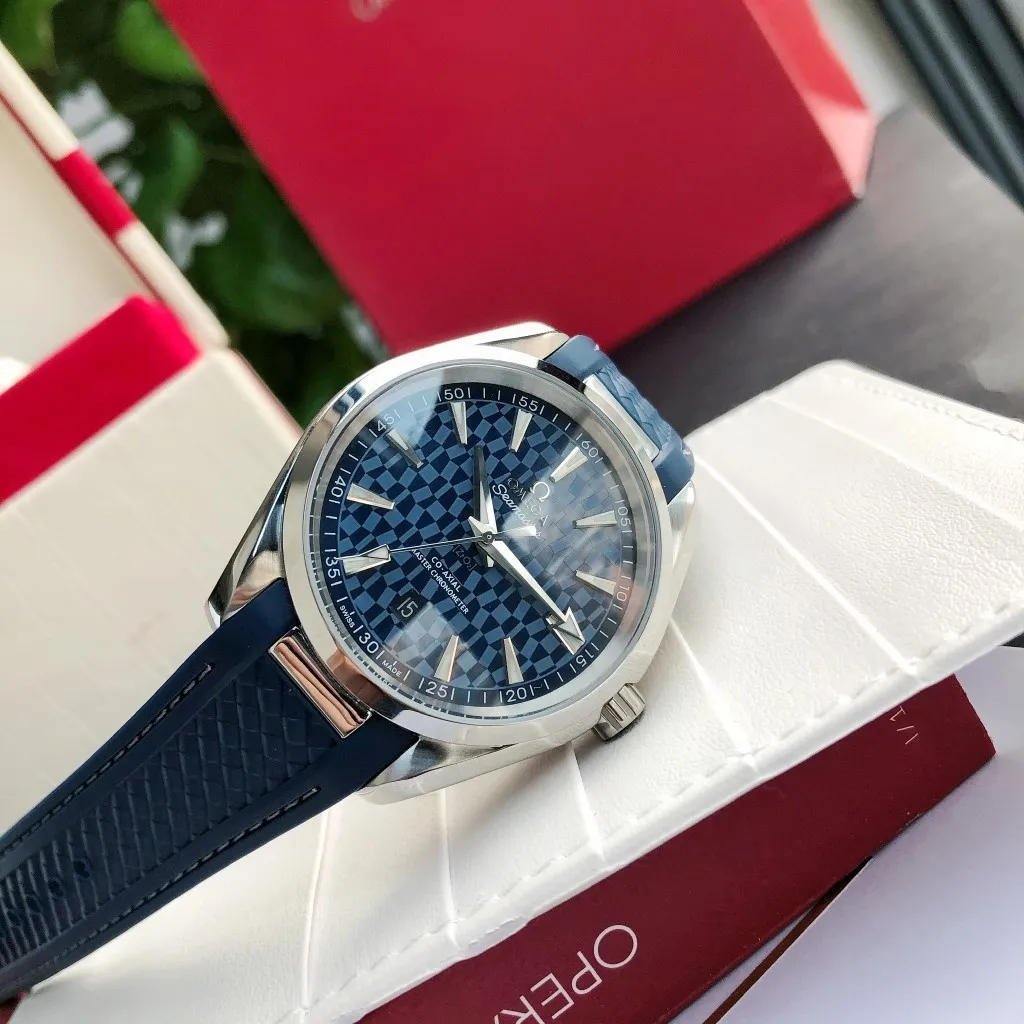 【Customized all-in-one machine】💰1720! Omega Seamaster 150-meter watch [Ocean charm, classic hot model] The classic and timeless design is very characteristic of the Omega brand [Movement] Equipped with the imported brand new Citizen 9015 all-in-one automatic mechanical movement, accurate travel time and long-lasting, highly recognized by watch friends [Case] 316L stainless steel case, modified and beautiful body, original consistent 41.5mm diameter, curved dial, depth waterproof to 200 meters [Bracelet] imported rubber strap Equipped with the original folding clasp of the same material, the details are synchronized with the original product ⚠️Please look for the exclusive quality produced by GD
