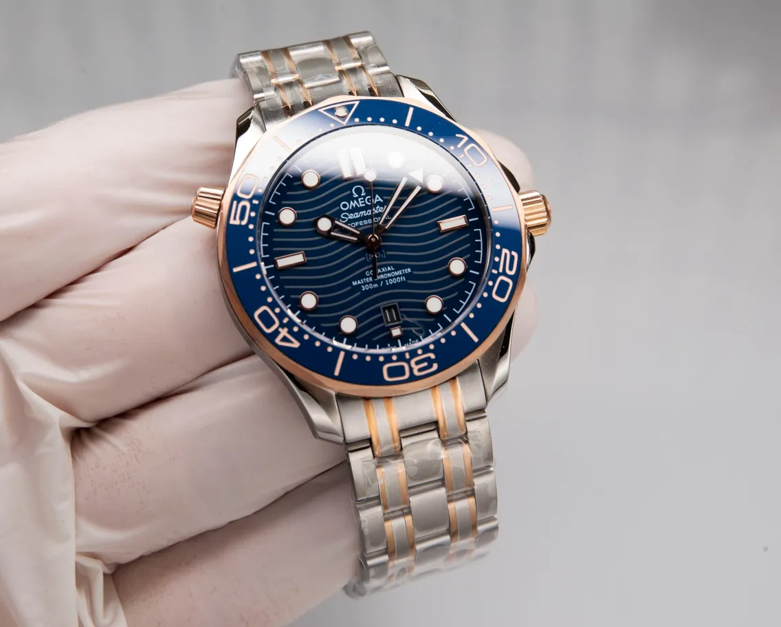 Omega Seamaster Series 300-meter Diving Watch [Movement] 💯 Brand new Citizen fully automatic mechanical movement imported from Japan with the latest 8800 deck, truly all metal, truly all gemstone eyes! It truly achieves zero repairs, accurate delivery, and combines practicality and beauty! 100% waterproof. [Glass] High-definition double-bore sapphire glass [Ceramic ring] Use imported ceramic ring with 12-point sapphire moonlight beads (beautiful/high-end) [Pointers] Super-LumiNova luminous coating, blue and green two-color luminous, minute hand green luminous display with green luminous dot on the bezel for diving oxygen countdown [Literal] Corresponds to the counter Seamaster 300 porcelain surface craftsmanship (visual effect beats ordinary oil pressure) [Case] Made of 316L fine steel case, equipped with the only original ceramic one-way rotating chronograph ring in its class. The pressure relief valve on the side of the case is the same as the original one. Table diameter 42/11mm, official perfect size