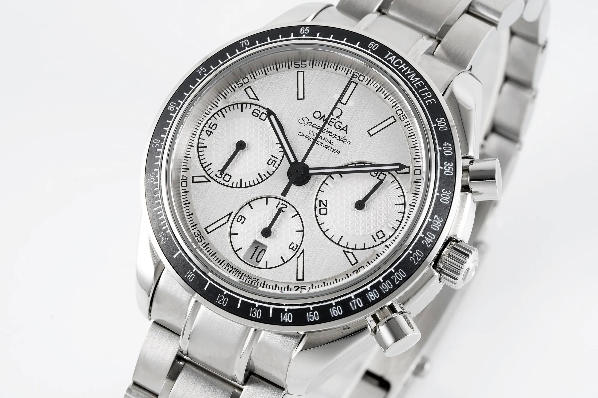 【Top Replica】💰Private chat! Omega Speedmaster series 326.32.40.50.06.001 multi-function chronograph watch. The synchronous counter is 40mm in size and uses the 7750 chronograph movement to make it more stable and durable, creating an original quality copy of the Omega Speedmaster series watch. [Appearance] Purchase genuine products for disassembly and mapping. They have the same stepped watch case cover, the same CNC polishing level, and the same thickness size. The entire watch accessories, including the strap lug screws, are perfectly interchangeable with the genuine products. [Disk surface] The dial adopts the same grain texture and radial pattern lettering as the original product, and uses the same frosted fine particle lettering as the original. The overall density of the particles is consistent with the original product. The same light source reflection as the original product can be seen at any angle. Each number, word nail, logo, is independently molded using genuine craftsmanship materials. After several sets of molds, the three-dimensional beauty is finally consistent with the original version. [Mirror] Double-sided blue-coated curved sapphire glass mirror, double-sided chamfered and smooth edges, and the thickness arc reaches the strict tolerance standard of 0.03. Scratch-resistant and wear-resistant, crystal clear. [Waterproof] The lock-type crown has been tested repeatedly and is consistent with the original product. The waterproof depth is 100 meters. [Strap] The rubber strap follows strict standards from the raw material. Every detail has been polished repeatedly and is of the highest quality. It is soft and delicate, fits the wrist and is comfortable to wear. Every inch of stitching and every detail, including the number, is consistent with the original. [Watch Buckle] The brushed texture of the watch buckle is fine and neat, and the depth of the drawing is exactly the same as the original. Not only the density of the drawing is fine and consistent, but also the depth of the drawing is consistent with the original. The watch buckle is deeply restored, which solves the embarrassing problem of the buckle becoming loose after being used for a period of time. The watch buckle still fits tightly after being used for a long time, and the crisp sound of the buckle is also deeply restored.