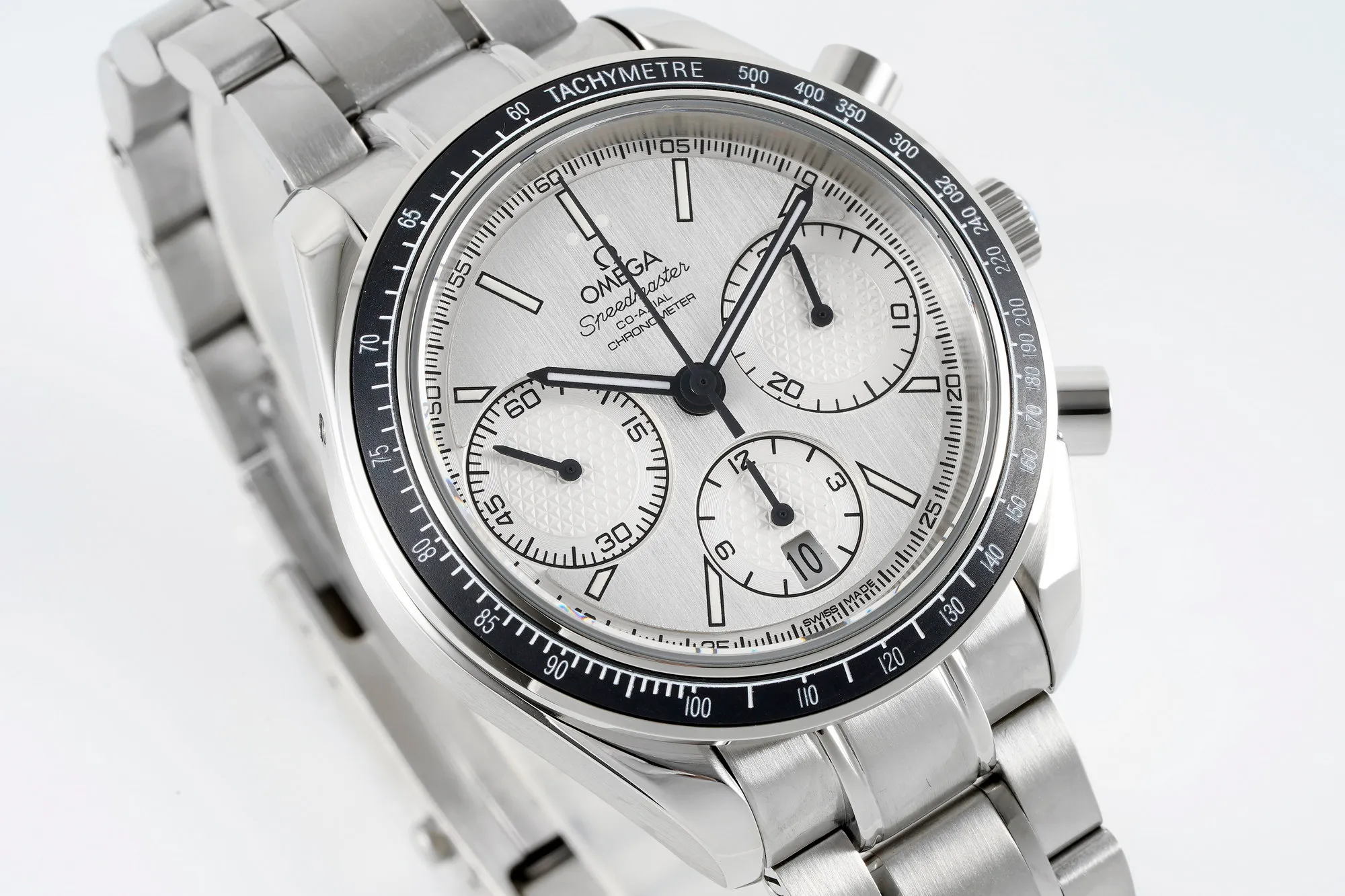【Top Replica】💰Private chat! Omega Speedmaster series 326.32.40.50.06.001 multi-function chronograph watch. The synchronous counter is 40mm in size and uses the 7750 chronograph movement to make it more stable and durable, creating an original quality copy of the Omega Speedmaster series watch. [Appearance] Purchase genuine products for disassembly and mapping. They have the same stepped watch case cover, the same CNC polishing level, and the same thickness size. The entire watch accessories, including the strap lug screws, are perfectly interchangeable with the genuine products. [Disk surface] The dial adopts the same grain texture and radial pattern lettering as the original product, and uses the same frosted fine particle lettering as the original. The overall density of the particles is consistent with the original product. The same light source reflection as the original product can be seen at any angle. Each number, word nail, logo, is independently molded using genuine craftsmanship materials. After several sets of molds, the three-dimensional beauty is finally consistent with the original version. [Mirror] Double-sided blue-coated curved sapphire glass mirror, double-sided chamfered and smooth edges, and the thickness arc reaches the strict tolerance standard of 0.03. Scratch-resistant and wear-resistant, crystal clear. [Waterproof] The lock-type crown has been tested repeatedly and is consistent with the original product. The waterproof depth is 100 meters. [Strap] The rubber strap follows strict standards from the raw material. Every detail has been polished repeatedly and is of the highest quality. It is soft and delicate, fits the wrist and is comfortable to wear. Every inch of stitching and every detail, including the number, is consistent with the original. [Watch Buckle] The brushed texture of the watch buckle is fine and neat, and the depth of the drawing is exactly the same as the original. Not only the density of the drawing is fine and consistent, but also the depth of the drawing is consistent with the original. The watch buckle is deeply restored, which solves the embarrassing problem of the buckle becoming loose after being used for a period of time. The watch buckle still fits tightly after being used for a long time, and the crisp sound of the buckle is also deeply restored.