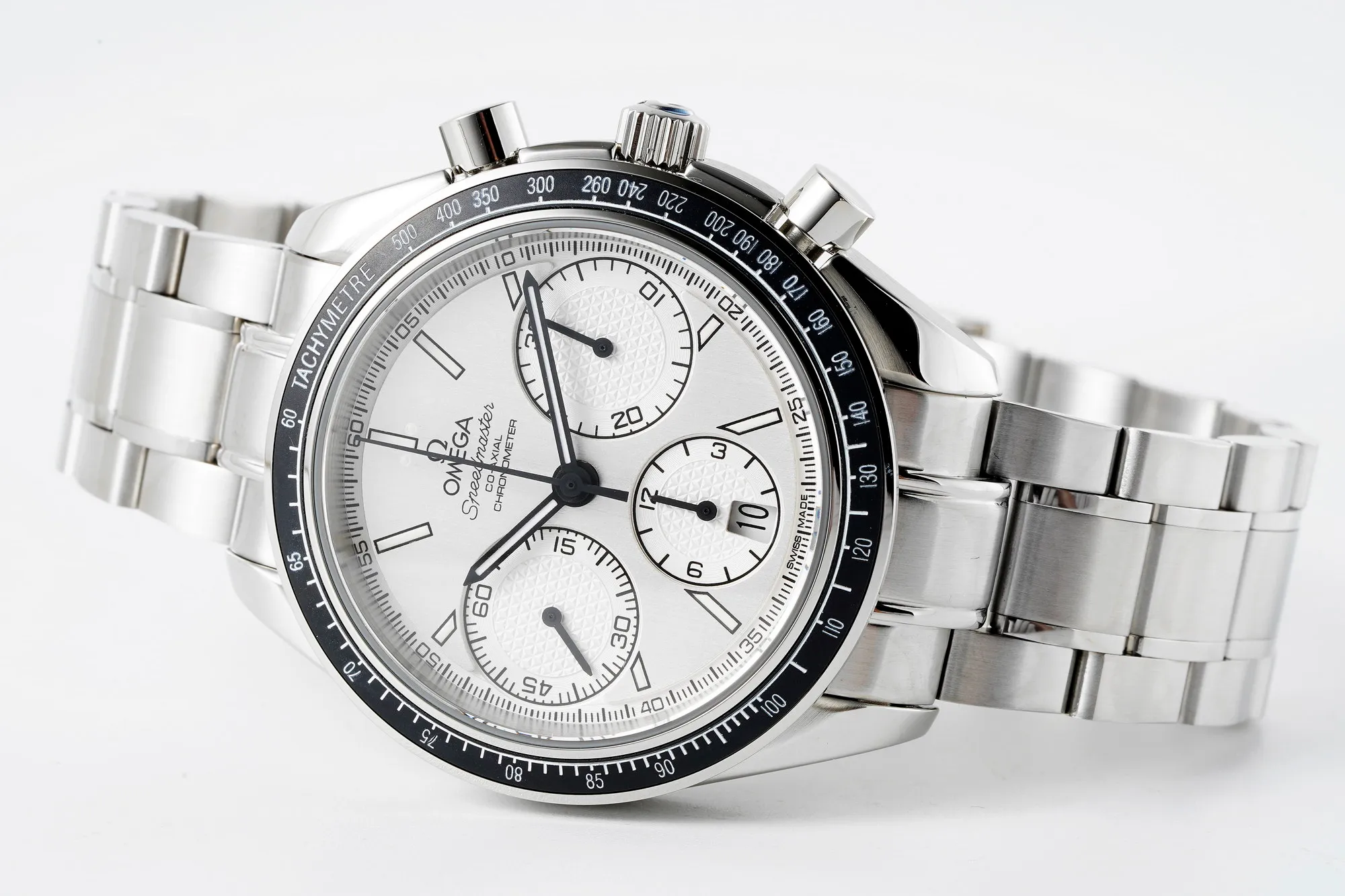 【Top Replica】💰Private chat! Omega Speedmaster series 326.32.40.50.06.001 multi-function chronograph watch. The synchronous counter is 40mm in size and uses the 7750 chronograph movement to make it more stable and durable, creating an original quality copy of the Omega Speedmaster series watch. [Appearance] Purchase genuine products for disassembly and mapping. They have the same stepped watch case cover, the same CNC polishing level, and the same thickness size. The entire watch accessories, including the strap lug screws, are perfectly interchangeable with the genuine products. [Disk surface] The dial adopts the same grain texture and radial pattern lettering as the original product, and uses the same frosted fine particle lettering as the original. The overall density of the particles is consistent with the original product. The same light source reflection as the original product can be seen at any angle. Each number, word nail, logo, is independently molded using genuine craftsmanship materials. After several sets of molds, the three-dimensional beauty is finally consistent with the original version. [Mirror] Double-sided blue-coated curved sapphire glass mirror, double-sided chamfered and smooth edges, and the thickness arc reaches the strict tolerance standard of 0.03. Scratch-resistant and wear-resistant, crystal clear. [Waterproof] The lock-type crown has been tested repeatedly and is consistent with the original product. The waterproof depth is 100 meters. [Strap] The rubber strap follows strict standards from the raw material. Every detail has been polished repeatedly and is of the highest quality. It is soft and delicate, fits the wrist and is comfortable to wear. Every inch of stitching and every detail, including the number, is consistent with the original. [Watch Buckle] The brushed texture of the watch buckle is fine and neat, and the depth of the drawing is exactly the same as the original. Not only the density of the drawing is fine and consistent, but also the depth of the drawing is consistent with the original. The watch buckle is deeply restored, which solves the embarrassing problem of the buckle becoming loose after being used for a period of time. The watch buckle still fits tightly after being used for a long time, and the crisp sound of the buckle is also deeply restored.