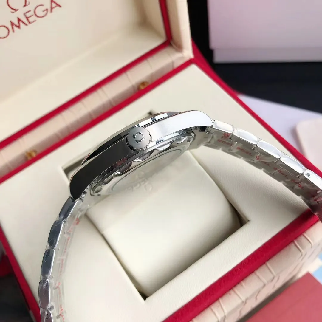 【Customized all-in-one machine】💰1720! Omega Seamaster 150-meter watch [Ocean charm, classic hot model] The classic and timeless design is very characteristic of the Omega brand [Movement] Equipped with the imported brand new Citizen 9015 all-in-one automatic mechanical movement, accurate and durable, highly recognized by watch friends [Case] 316L stainless steel case, modified and beautiful body, original consistent 41.5mm diameter, curved dial, depth waterproof to 200 meters [Bracelet] imported fine steel strap Equipped with the original folding clasp of the same material, the details are synchronized with the original product ⚠️Please look for the exclusive quality produced by GD