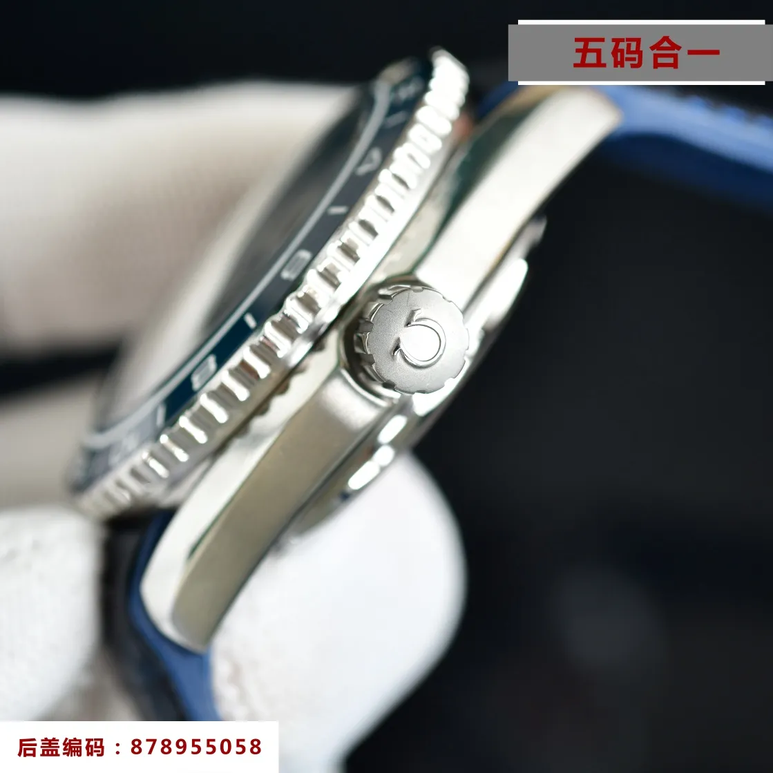 Omega Planet Ocean 600m GMT 24-hour display (can monotonic GMT function) five codes in one, warranty card, diamond card, observatory certification card, hang tag, etc. Exclusive number 87895505, exclusive quality, exclusive packaging. In 2021, the official website strongly recommends the exclusive quality of the Seamaster series 600-meter diving watch. [Model] 215.32.44.21.01.001 [Movement] Equipped with 8900/8906 automatic mechanical movement, original see-through design, corrected movement, accurate running time, strong practicality, 100% waterproof [Glass] With arched wear-resistant glass, diameter 43.5mm, thickness 15.5mm [Case] Made of 316L fine steel case, post-processed and polished, equipped with the only original one-way rotating chronograph ring with a ceramic ring in its class [Watch strap] Belt/tape/steel strap, buckle steel strap 316L fine steel brushed and polished, Italian imported cowhide with imported frog glue, steel strap with original Omega stretch buckle of the same level, fine-adjustable buckle, great value for the same level, please certify the exclusive details, the exclusive quality code is 87895505 Authentic copy-Reprint