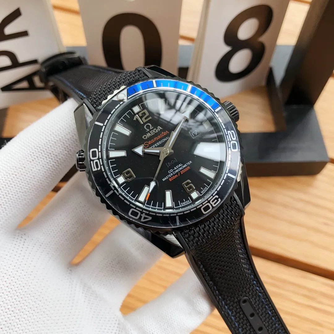 【Foreign trade import】💰1160! The Omega Seamaster Planet Ocean 600-meter diving watch is made of top-grade 316L stainless steel, which is not afraid of scratches and old age. It has a diameter of 45.5 mm (large diameter) and a thickness of 15 mm. The size is consistent with the original. The bezel is made of black lamella and rotates in one direction. The material is consistent with the original; top-grade coated glass mirror. The blue film coating process is consistent with the original (increasing the transparency of the glass). The dial font uses oil pressure printing technology to create a three-dimensional effect. Equipped with an imported fully automatic mechanical movement, the strap is made of natural rubber and has a double-layer strap, and the textile pattern of the strap is restored. Equipped with a folding clasp, the strap is as soft as the original and is very comfortable to wear.