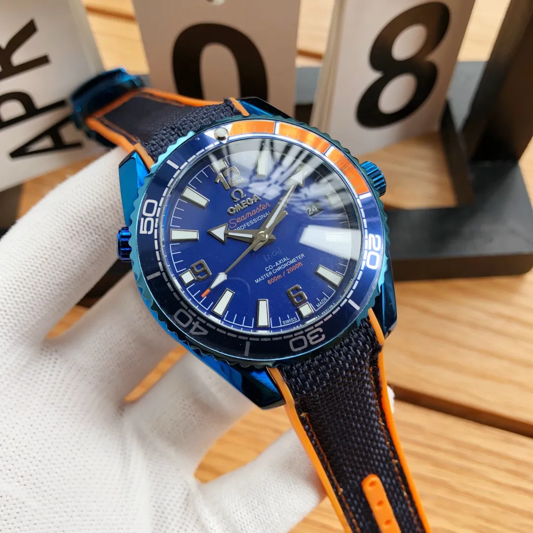 【Foreign trade import】💰1160! The Omega Seamaster Planet Ocean 600-meter diving watch is made of top-grade 316L stainless steel, which is not afraid of scratches and old age. It has a diameter of 45.5 mm (large diameter) and a thickness of 15 mm. The size is consistent with the original. The bezel is made of black lamella and rotates in one direction. The material is consistent with the original; top-grade coated glass mirror. The blue film coating process is consistent with the original (increasing the transparency of the glass). The dial font uses oil pressure printing technology to create a three-dimensional effect. Equipped with an imported fully automatic mechanical movement, the strap is made of natural rubber and has a double-layer strap, and the textile pattern of the strap is restored. Equipped with a folding clasp, the strap is as soft as the original and is very comfortable to wear.