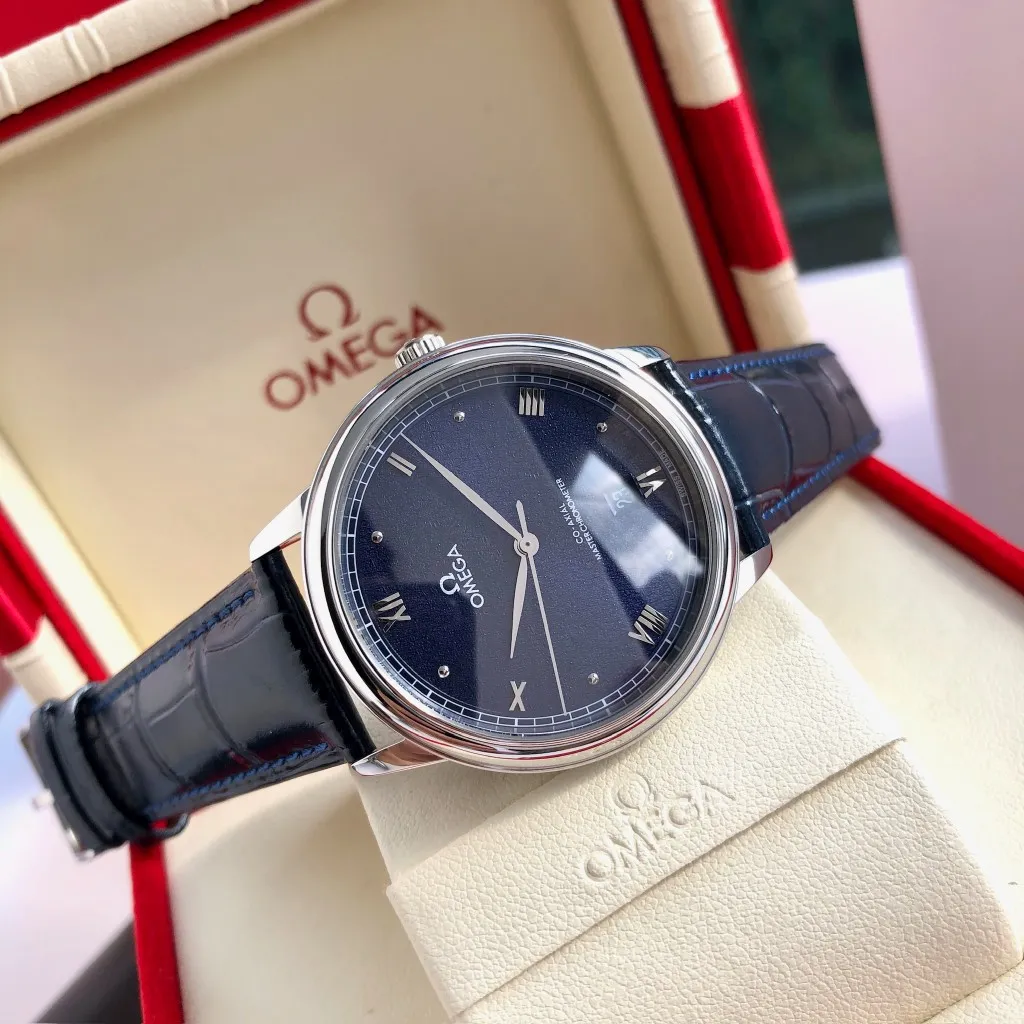 【Customized all-in-one machine】💰1720! Omega De Ville's 2023 blockbuster new product - the third-generation De Ville series men's watch [casual, simple, classic and popular] the De Ville series once again refreshes its appearance and is consistent with the essence of the original. It is different from the second-generation De Ville updated in the same year. It adopts the same transparent bottom design as the original. On the basis of matching the imported Citizen movement, the original top is modified, which is perfect and as close to the genuine product as possible. [Movement] Equipped with the zero-repair 💯 brand-new Citizen 9015 all-in-one automatic mechanical movement, accurate travel time, long-lasting durability, and highly recognized by watch friends [Case] 316L stainless steel case, modified and beautiful body. The bottom cover is embossed according to the original synchronized track literal, 39.5mm shell size, adhering to the same original details. Curved dial, deep waterproof, scratch-resistant sapphire glass [Bracelet] Using 316L stainless steel bracelet Optional with original folding stretch clasp or calfskin strap of the same material