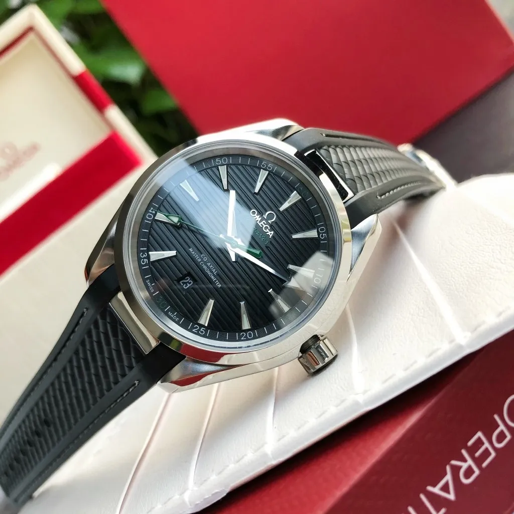 【Customized all-in-one machine】💰1720! Omega Seamaster 150-meter watch [Ocean charm, classic hot model] The classic and timeless design is very characteristic of the Omega brand [Movement] Equipped with the imported brand new Citizen 9015 all-in-one automatic mechanical movement, accurate travel time and long-lasting, highly recognized by watch friends [Case] 316L stainless steel case, modified and beautiful body, original consistent 41.5mm diameter, curved dial, depth waterproof to 200 meters [Bracelet] imported rubber strap Equipped with the original folding clasp of the same material, the details are synchronized with the original product ⚠️Please look for the exclusive quality produced by GD