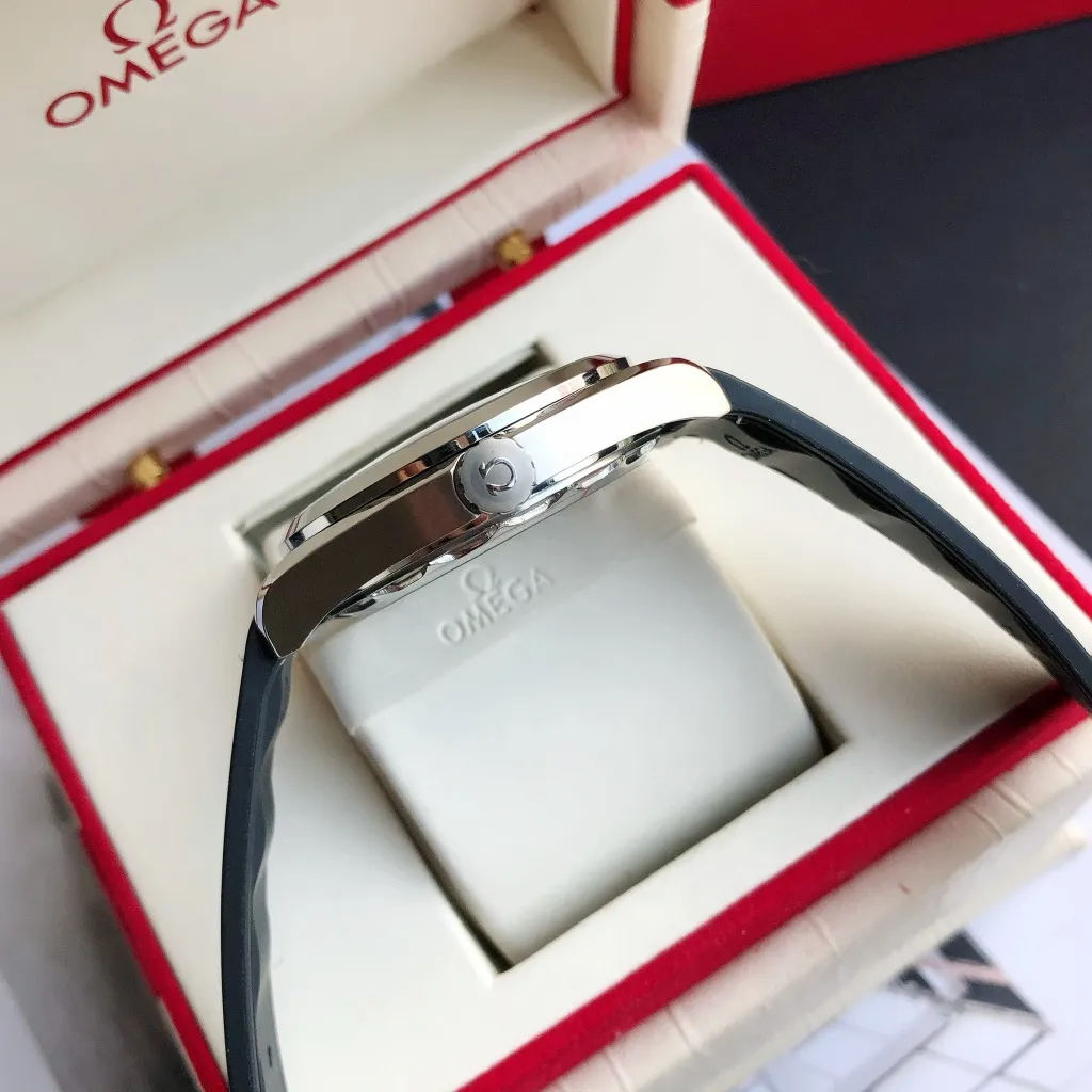 【Customized all-in-one machine】💰1720! Omega Seamaster 150-meter watch [Ocean charm, classic hot model] The classic and timeless design is very characteristic of the Omega brand [Movement] Equipped with the imported brand new Citizen 9015 all-in-one automatic mechanical movement, accurate travel time and long-lasting, highly recognized by watch friends [Case] 316L stainless steel case, modified and beautiful body, original consistent 41.5mm diameter, curved dial, depth waterproof to 200 meters [Bracelet] imported rubber strap Equipped with the original folding clasp of the same material, the details are synchronized with the original product ⚠️Please look for the exclusive quality produced by GD